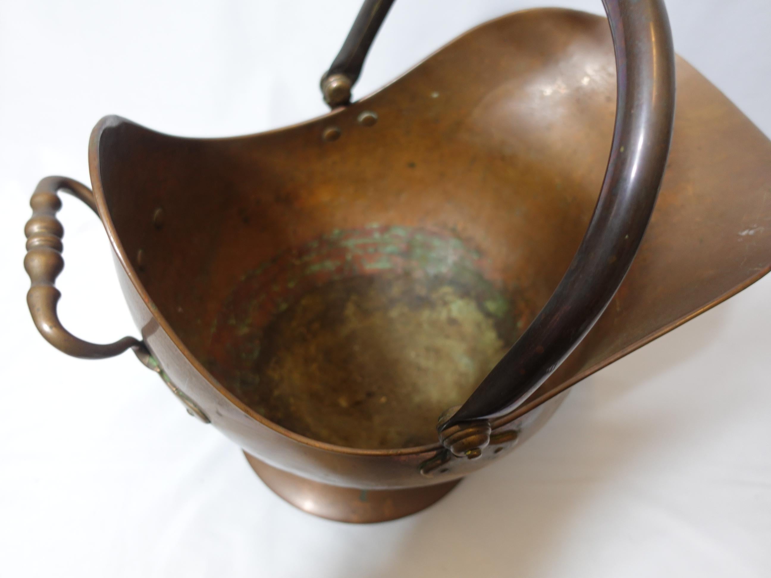 Antique Large Solid Hand Hammered Copper Coal Scuttle W/ Handle CO#009, 19th C. For Sale 1