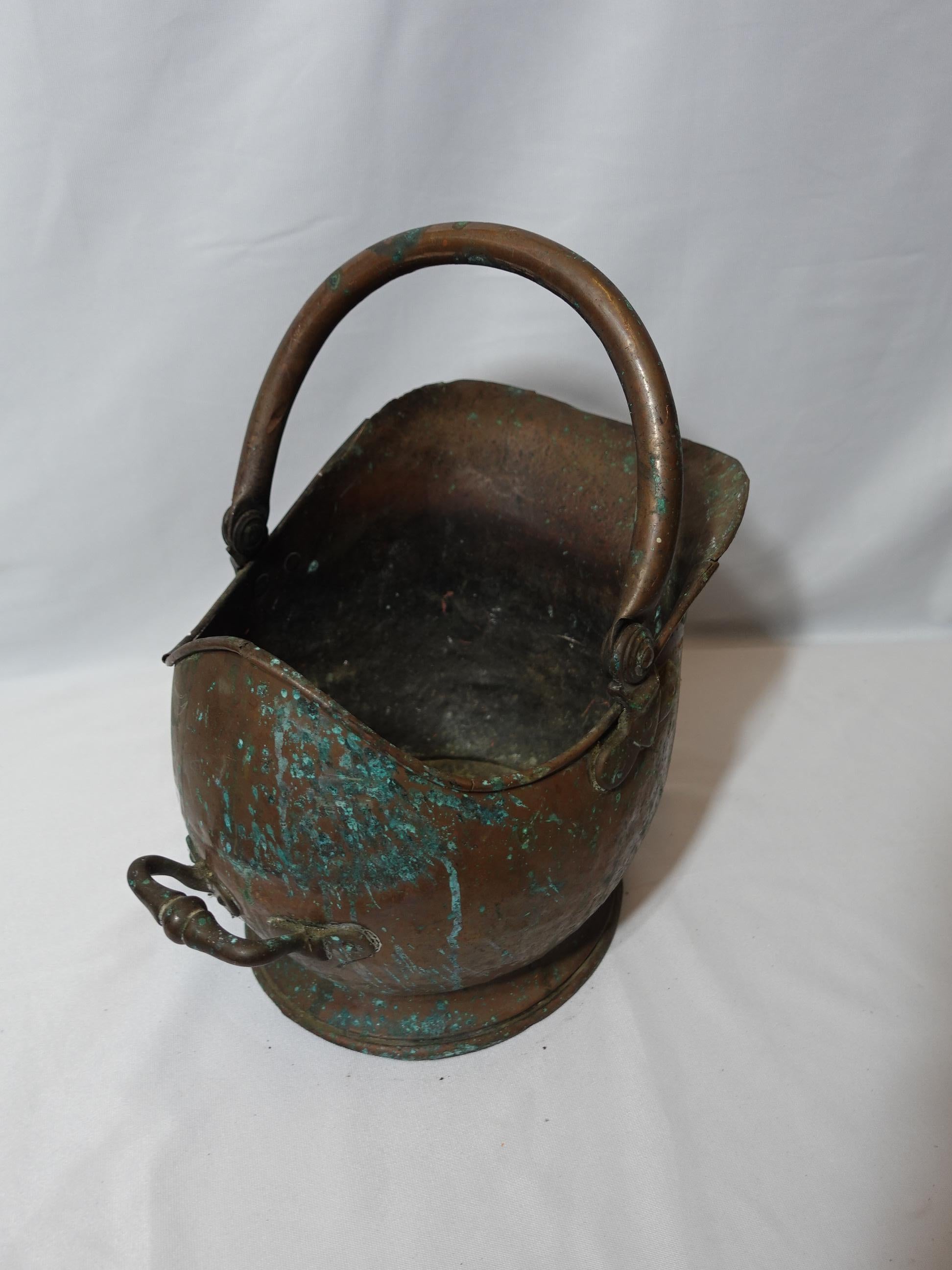 Antique Large Solid Hand Hammered Copper Coal Scuttle With Handle, 19th Century For Sale 8