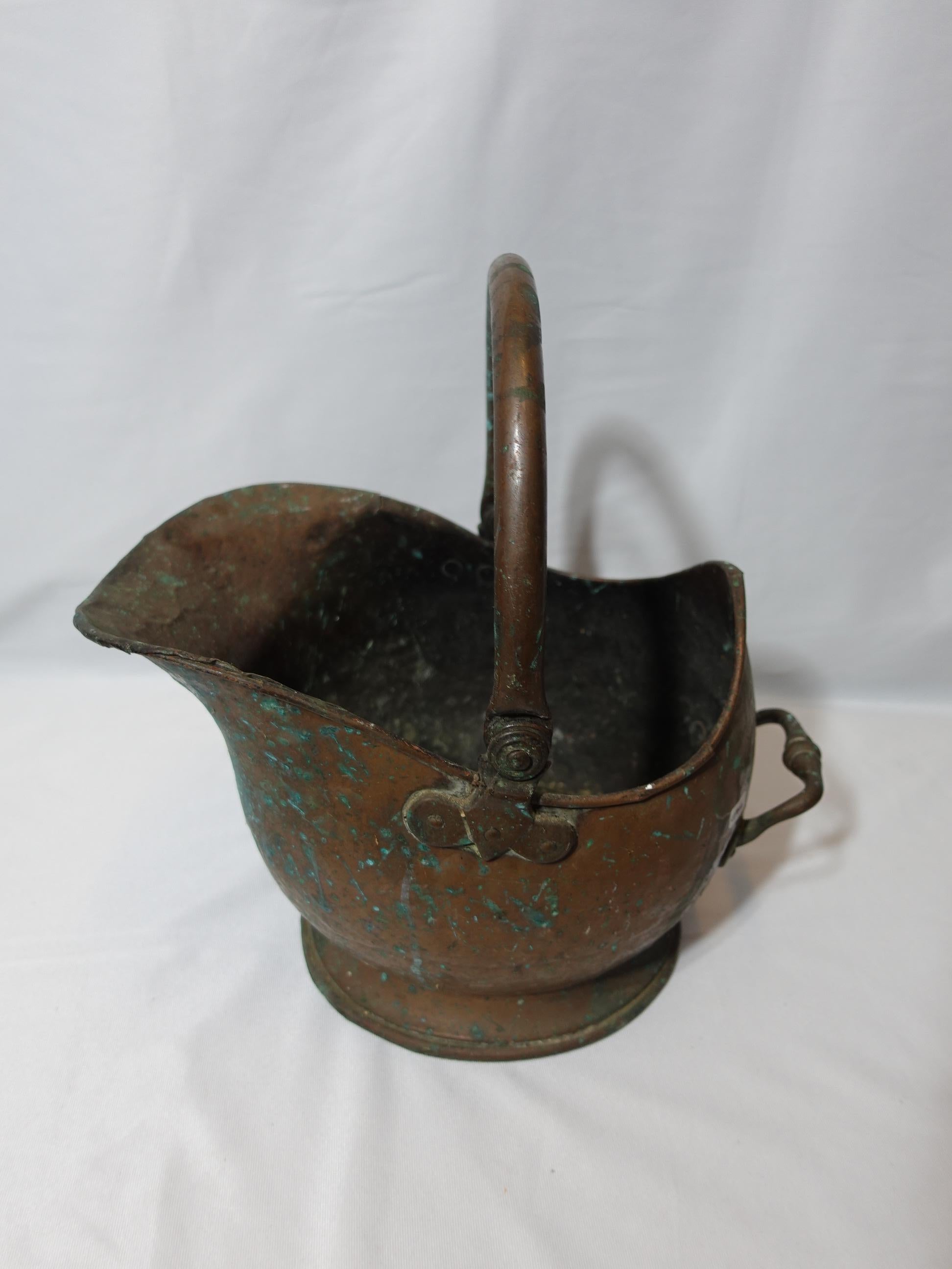 Antique Hand Hammered copper coal scuttles with handles on top and side. CO#006.
It's an old piece from the 19th century
