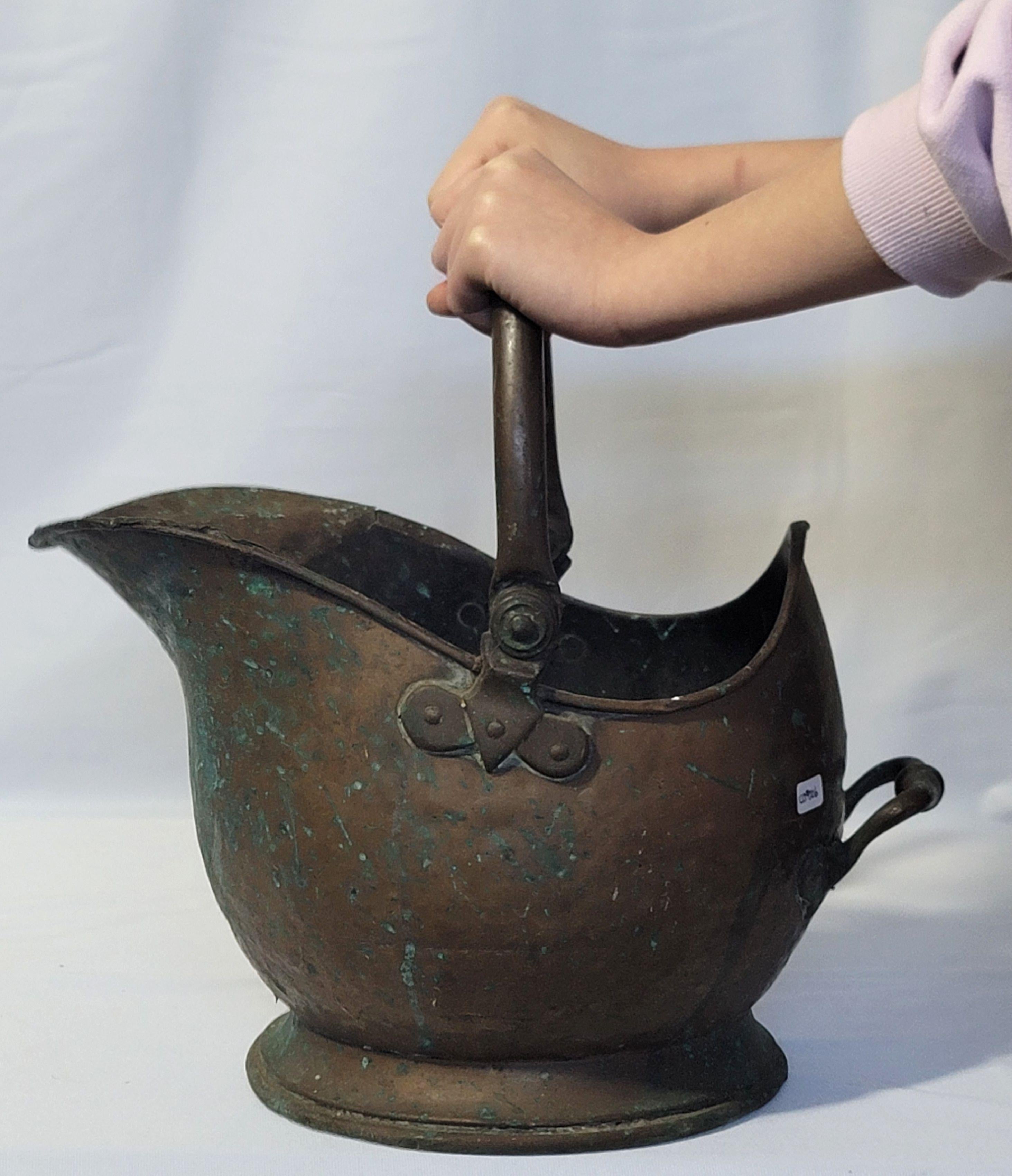 Antique Large Solid Hand Hammered Copper Coal Scuttle With Handle, 19th Century For Sale 14