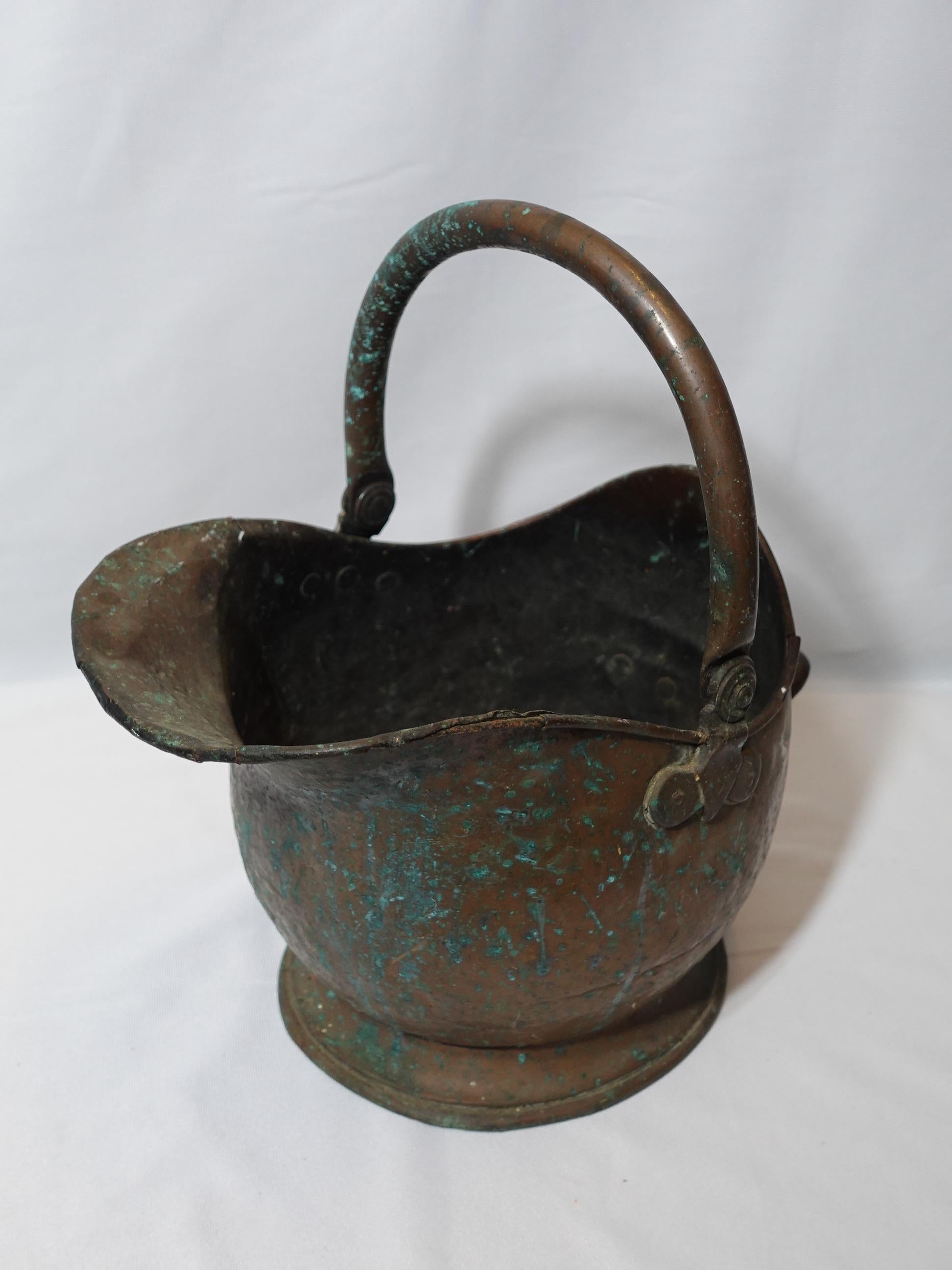 Hand-Crafted Antique Large Solid Hand Hammered Copper Coal Scuttle With Handle, 19th Century For Sale