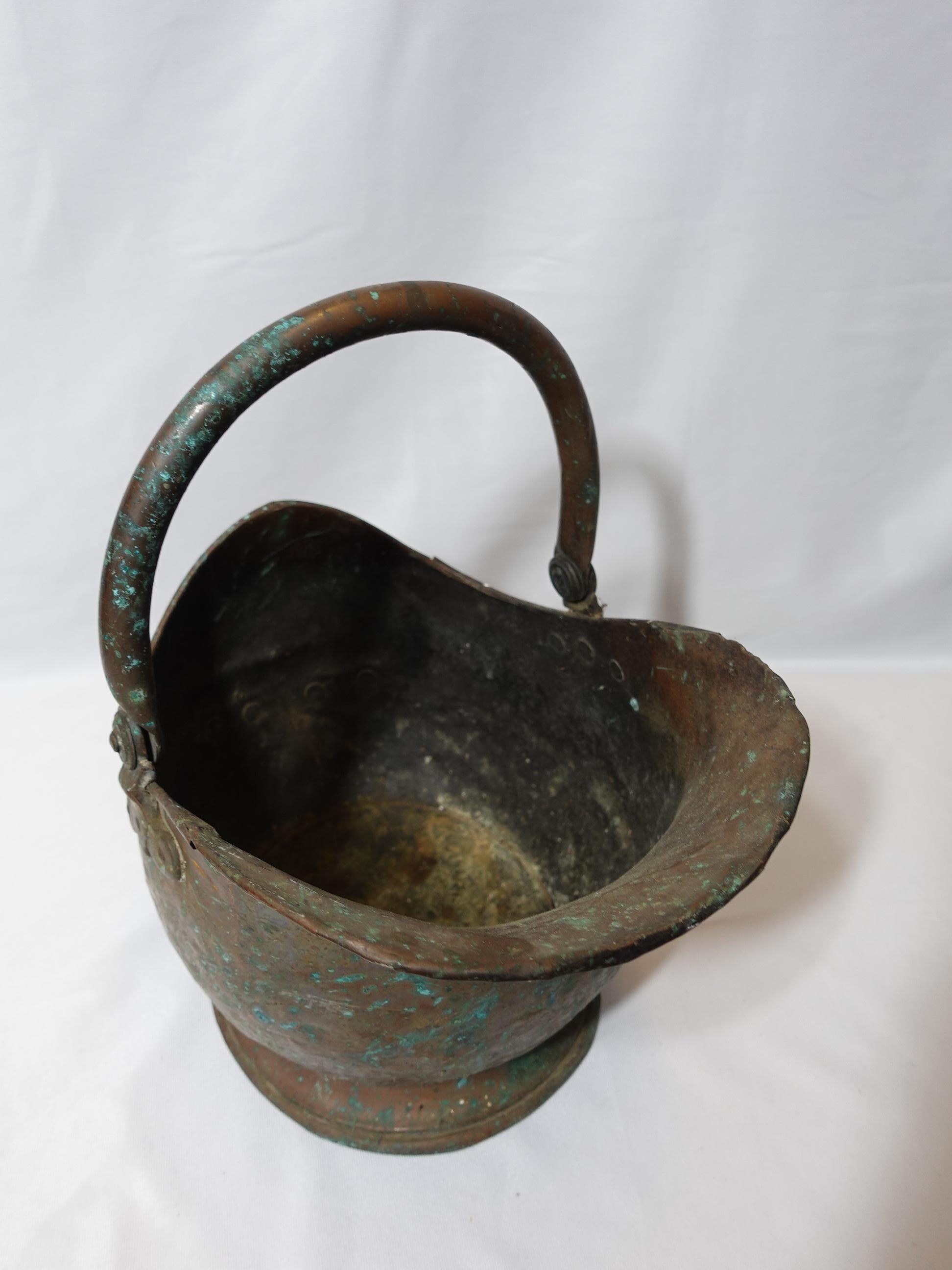 Antique Large Solid Hand Hammered Copper Coal Scuttle With Handle, 19th Century For Sale 2