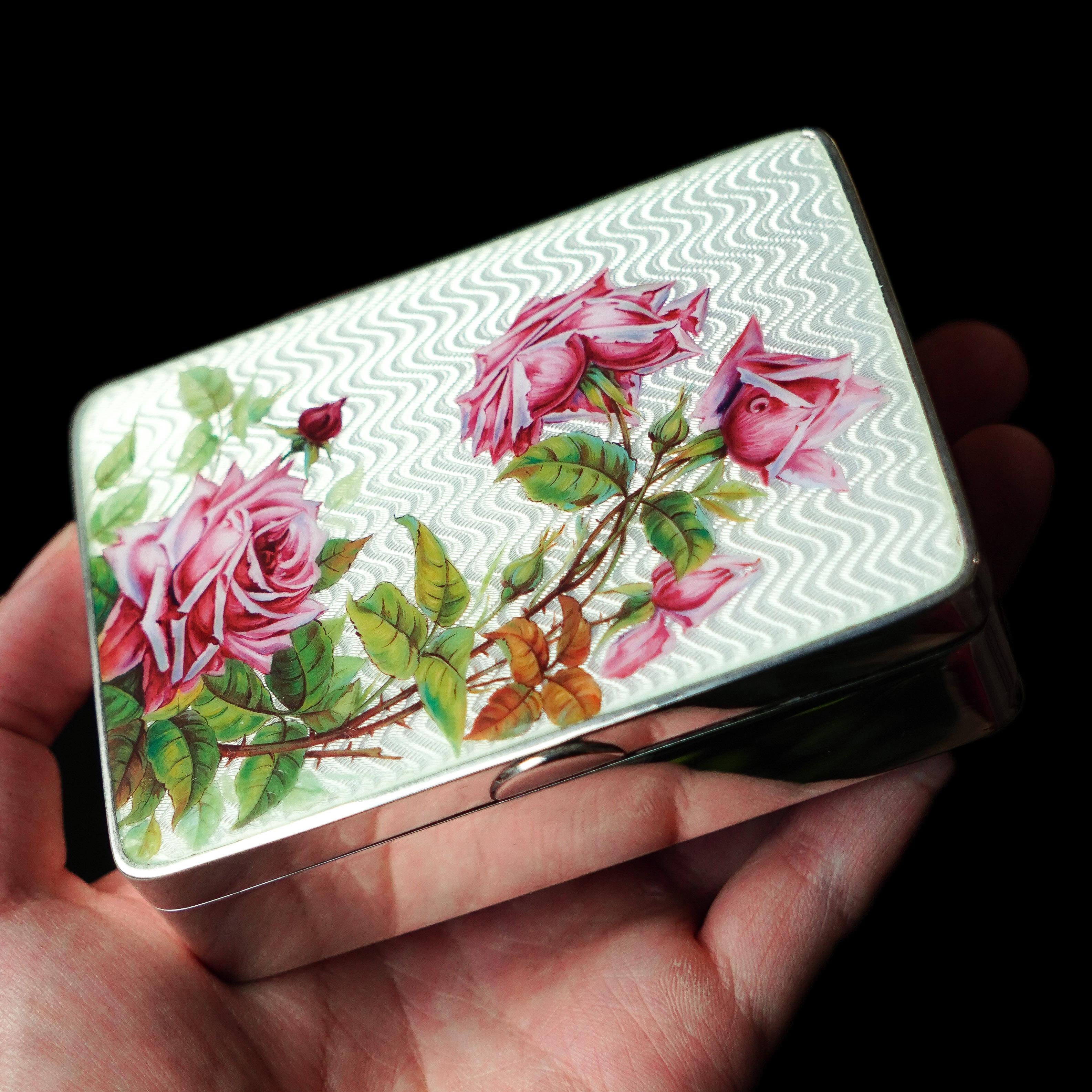 Wir freuen uns, Ihnen diese schöne antike Emaille-Dose aus massivem Silber anbieten zu können, mit Marken für Steinhart & Co, Birmingham, 1904. 

Diese Schachtel ist größer als normal, so dass auf der Oberseite viel Platz für Verzierungen und