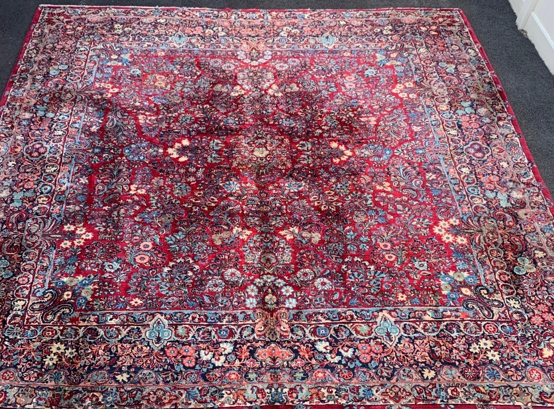 Dies ist ein schönes Beispiel für eine große seltene quadratische  Antiker persischer Sarouk aus den 1920er Jahren mit den Maßen 13,1 x 13,10 ft.

Er ist in tadellosem Zustand und hat einen vollen Flor. 