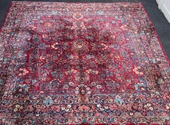 Antiker großer quadratischer roter All-Over-Muster-Sarouk-Teppich