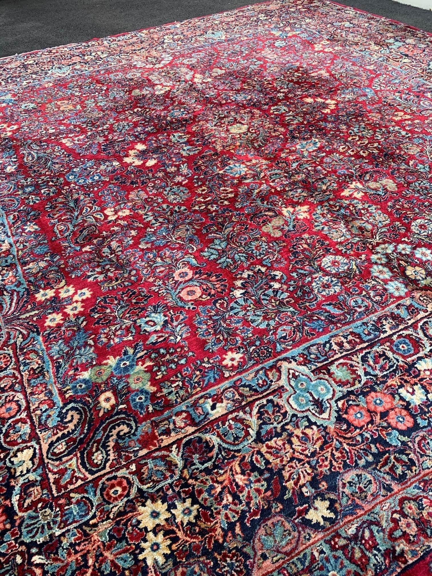 Antiker großer quadratischer roter All-Over-Muster-Sarouk-Teppich (Sarouk Farahan) im Angebot