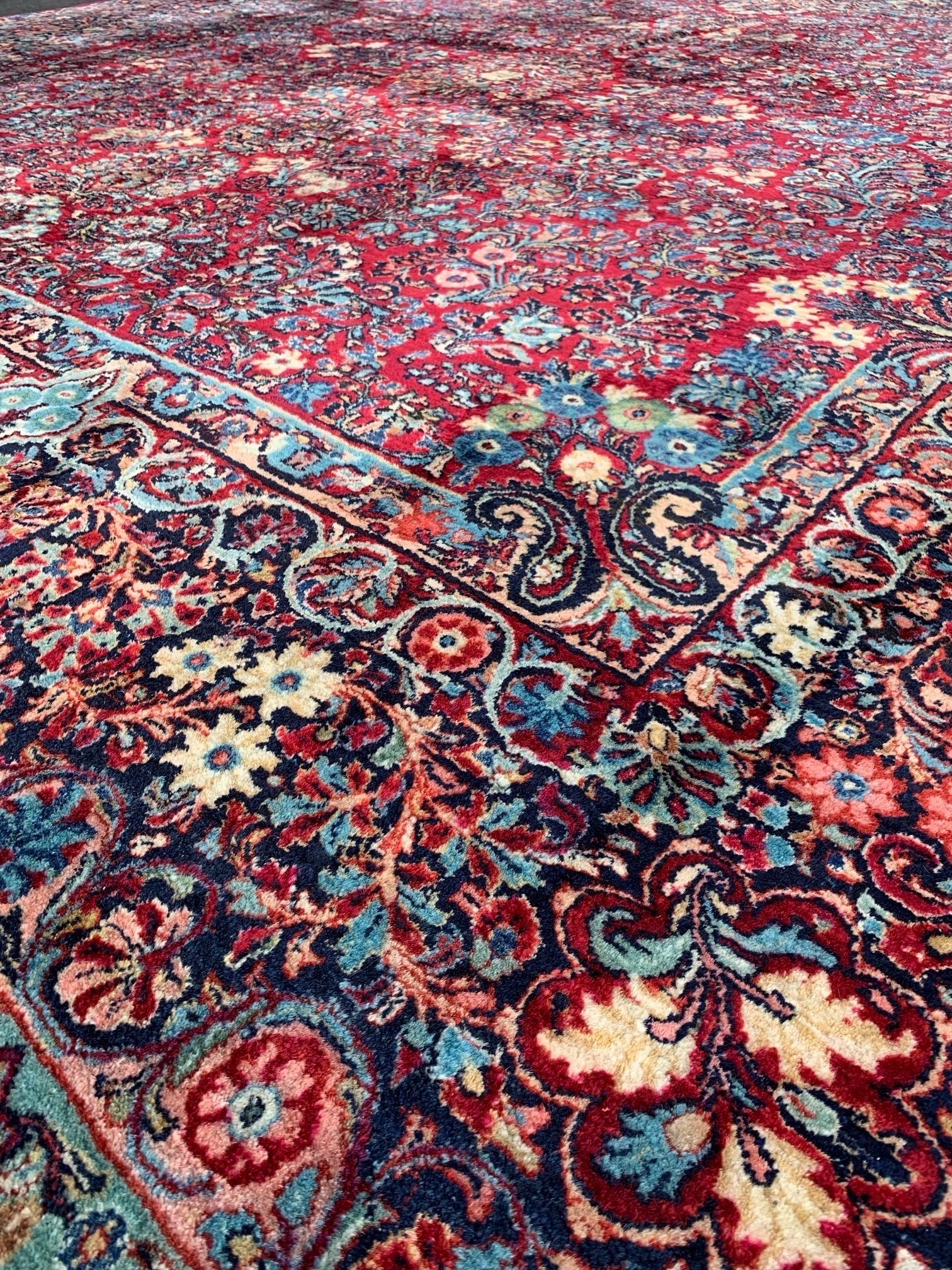 Antiker großer quadratischer roter All-Over-Muster-Sarouk-Teppich (Persisch) im Angebot