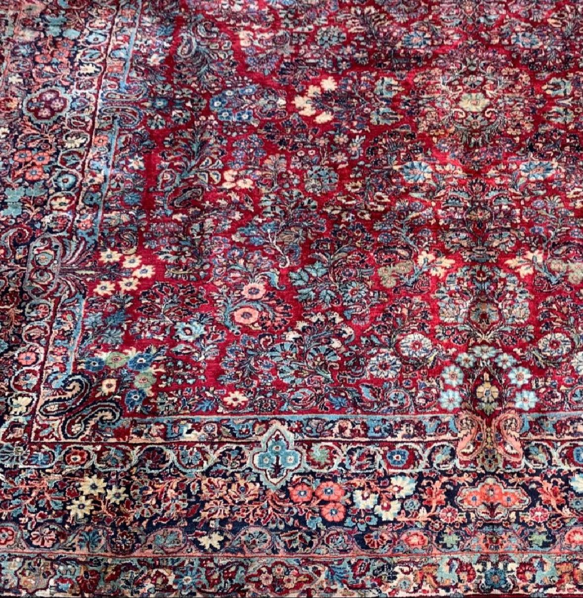 Antiker großer quadratischer roter All-Over-Muster-Sarouk-Teppich (Handgeknüpft) im Angebot