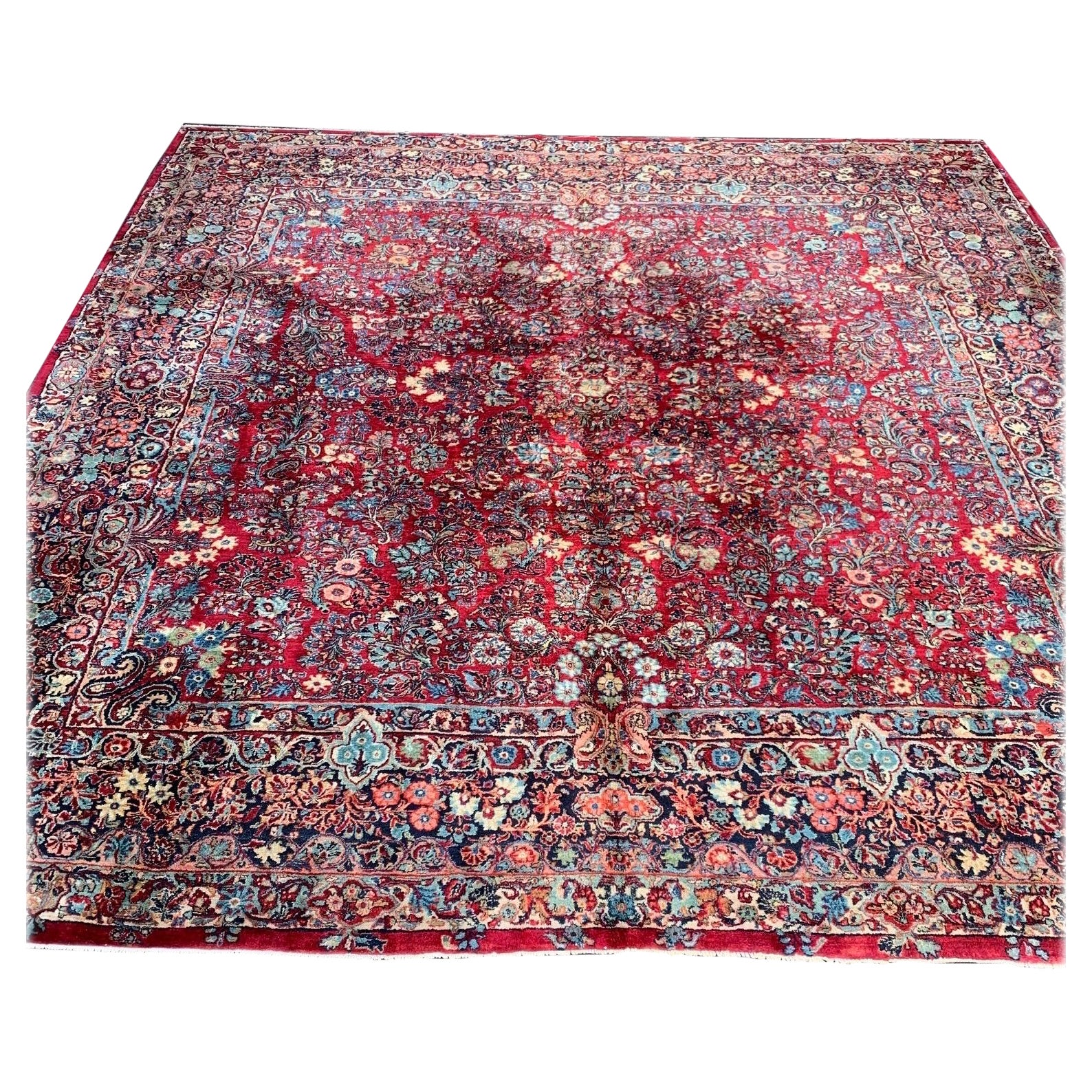 Antiker großer quadratischer roter All-Over-Muster-Sarouk-Teppich im Angebot