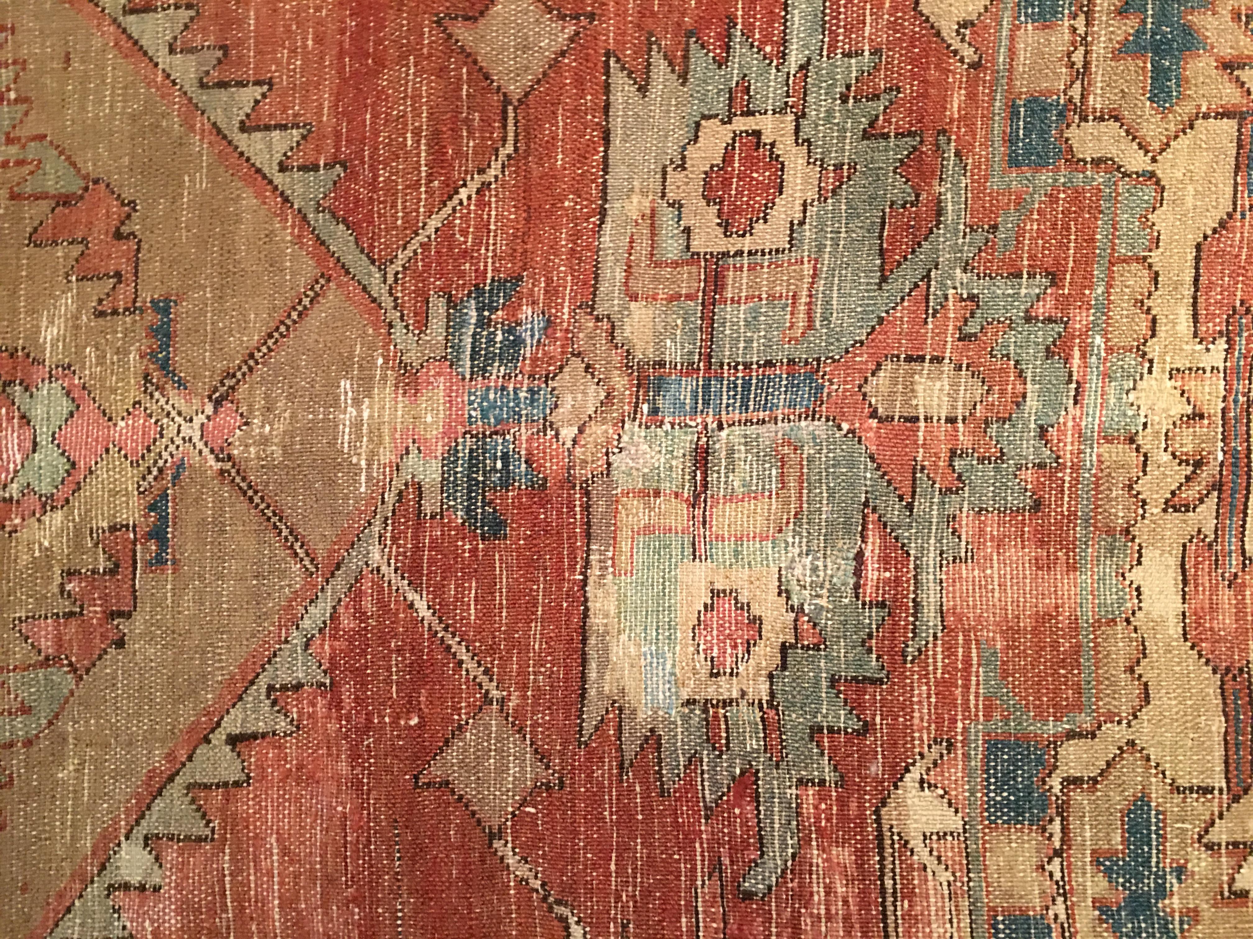 Antique Large Square Size Heriz Serapi Rug with Pastel Colours  In Good Condition For Sale In Milan, IT