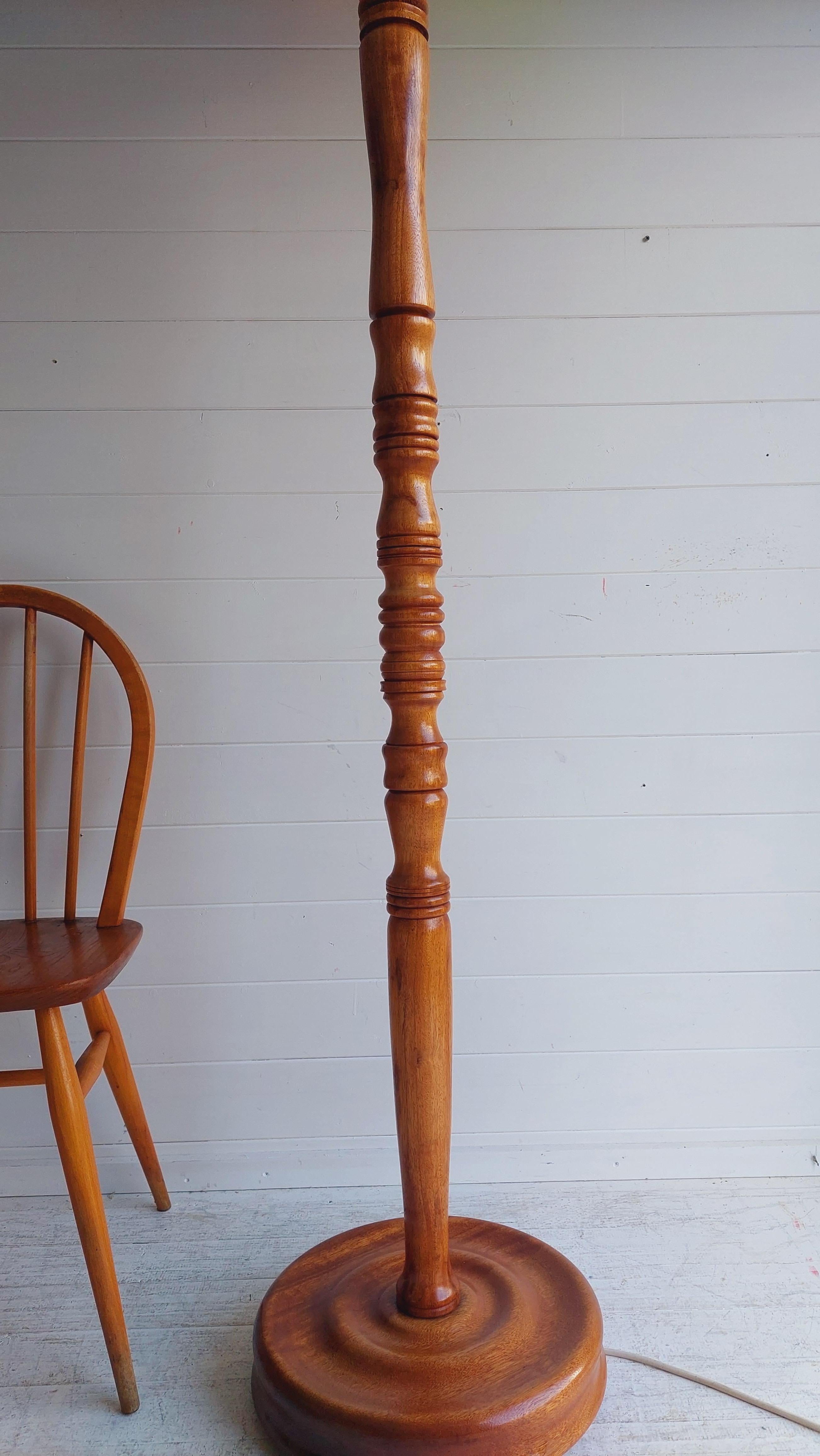 Antique Large Standard Oak turned floor lamp with lampshade, 30s In Good Condition For Sale In Leamington Spa, GB