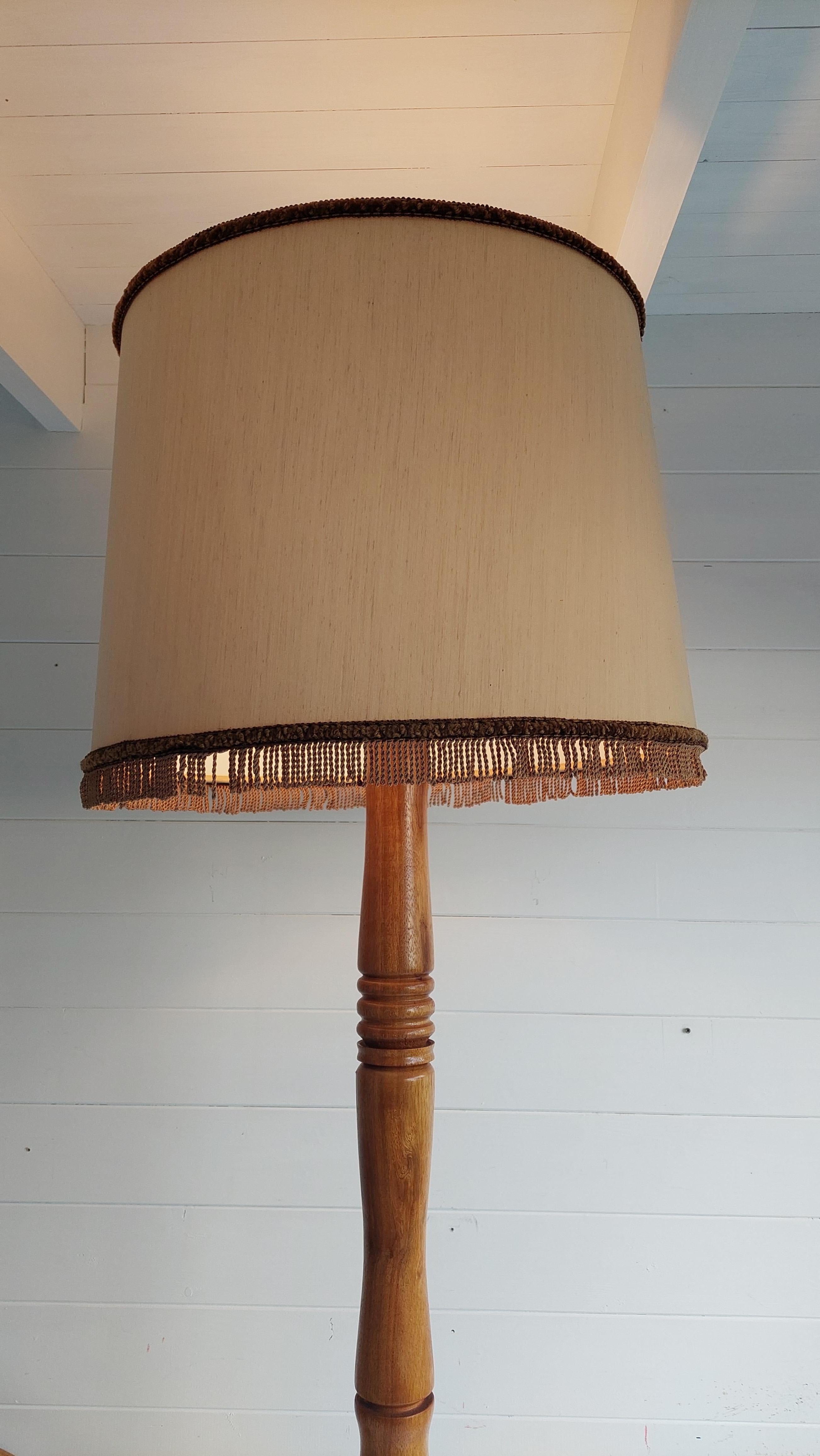 Tissu Antique lampadaire standard tourné en chêne avec abat-jour, années 30 en vente