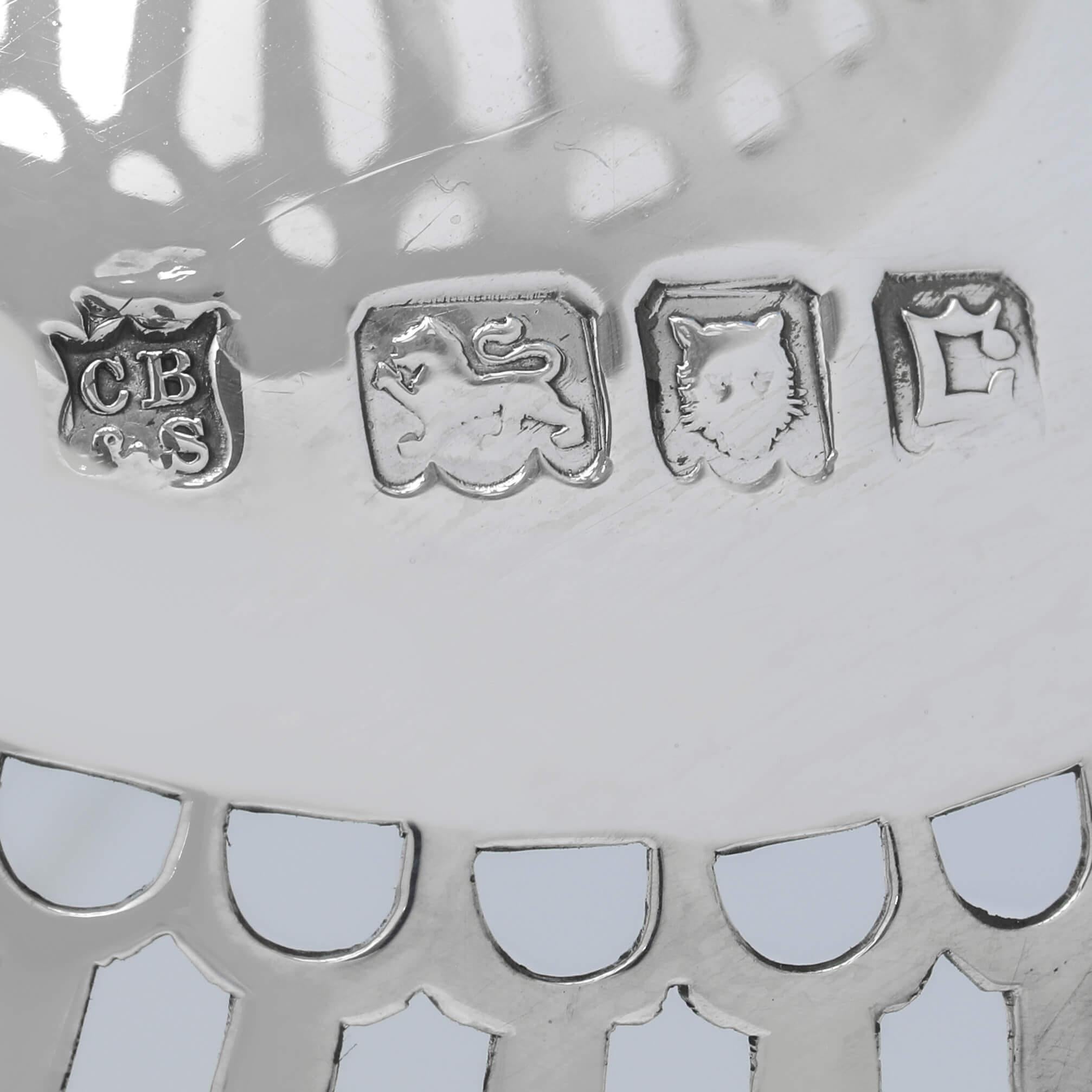 Inglese Antico grande piatto da centro in argento Sterling - Marchio di fabbrica del 1918 in vendita