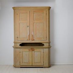Grande armadio antico di arte popolare svedese in stile gustaviano, Hand Made in pino massiccio