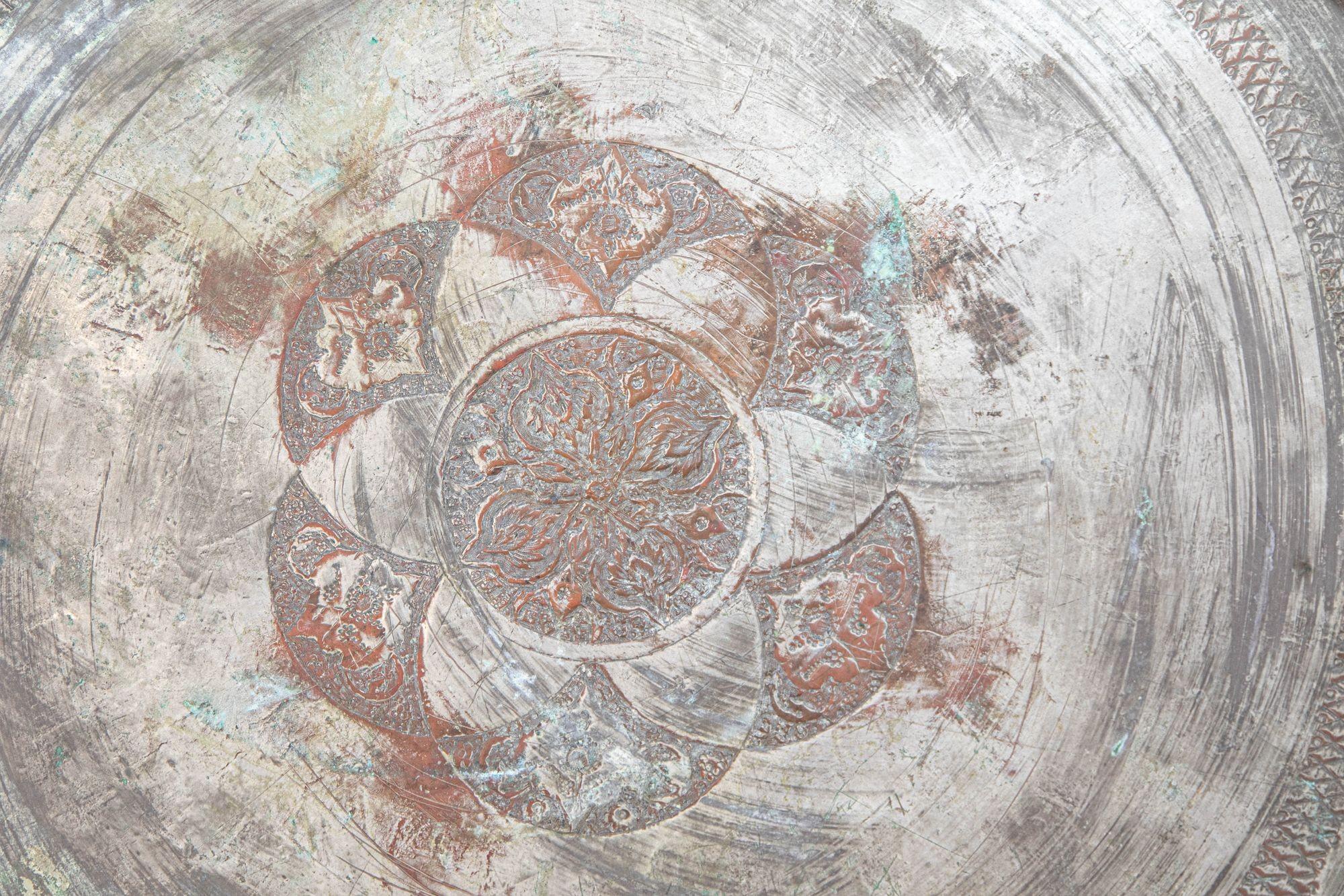 Grand plateau circulaire turc ottoman ancien en cuivre teinté en vente 10