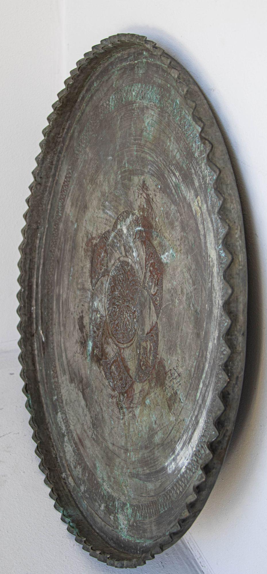 Antike große verzinnte Kupfer Ottoman türkischen Tablett.
Großes rundes osmanisches, türkisch-asiatisches, verzinntes Kupfertablett aus dem späten 19. und frühen 20.
Antikes türkisches verzinntes Kupfertablett in runder Form mit tiefem,
