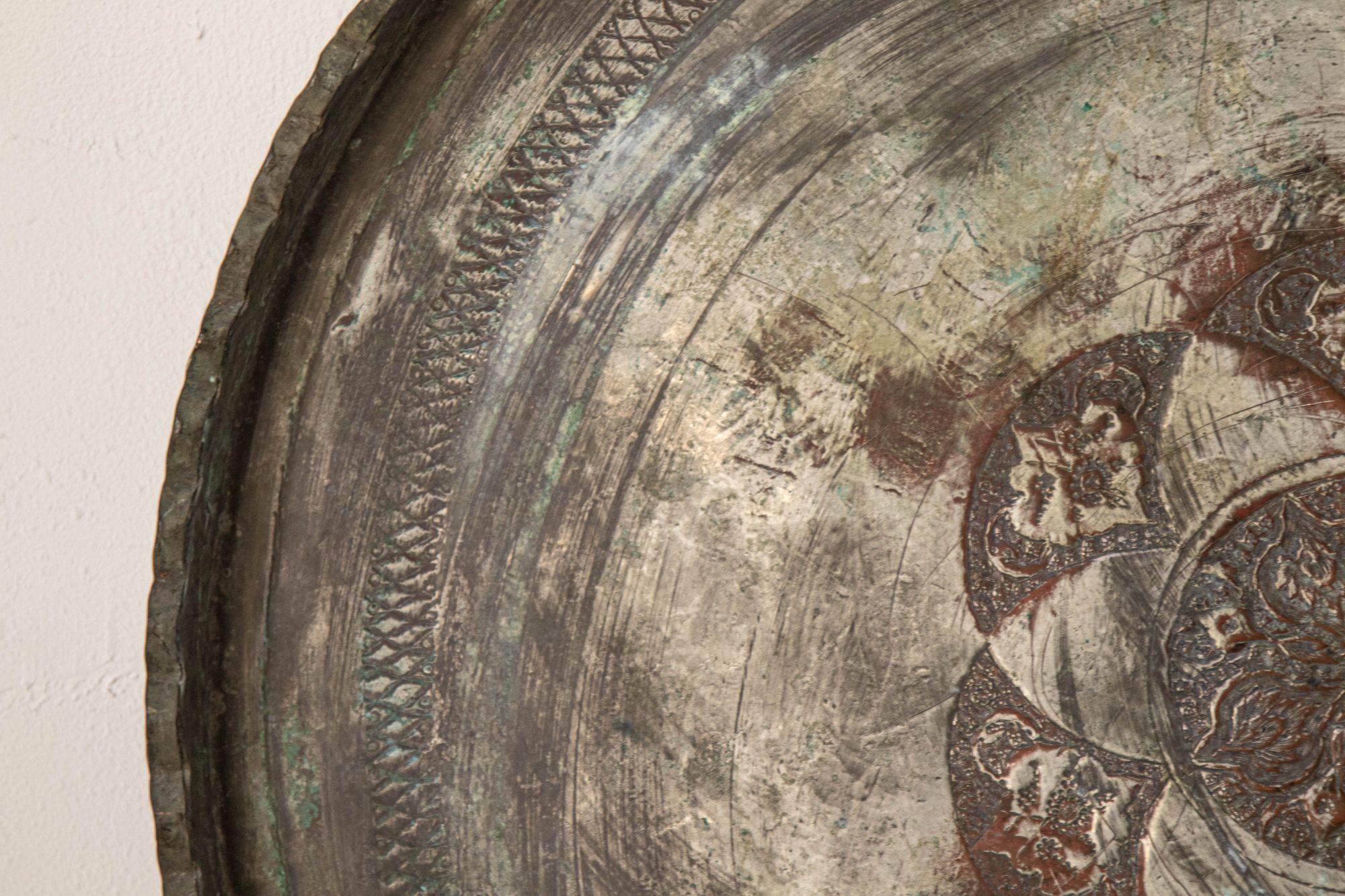 Martelé Grand plateau circulaire turc ottoman ancien en cuivre teinté en vente