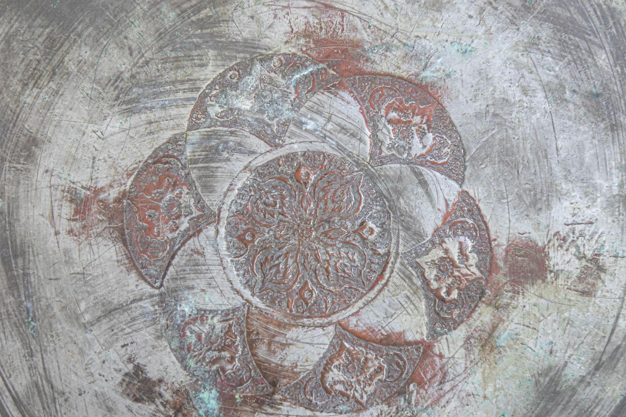 Grand plateau circulaire turc ottoman ancien en cuivre teinté Bon état - En vente à North Hollywood, CA