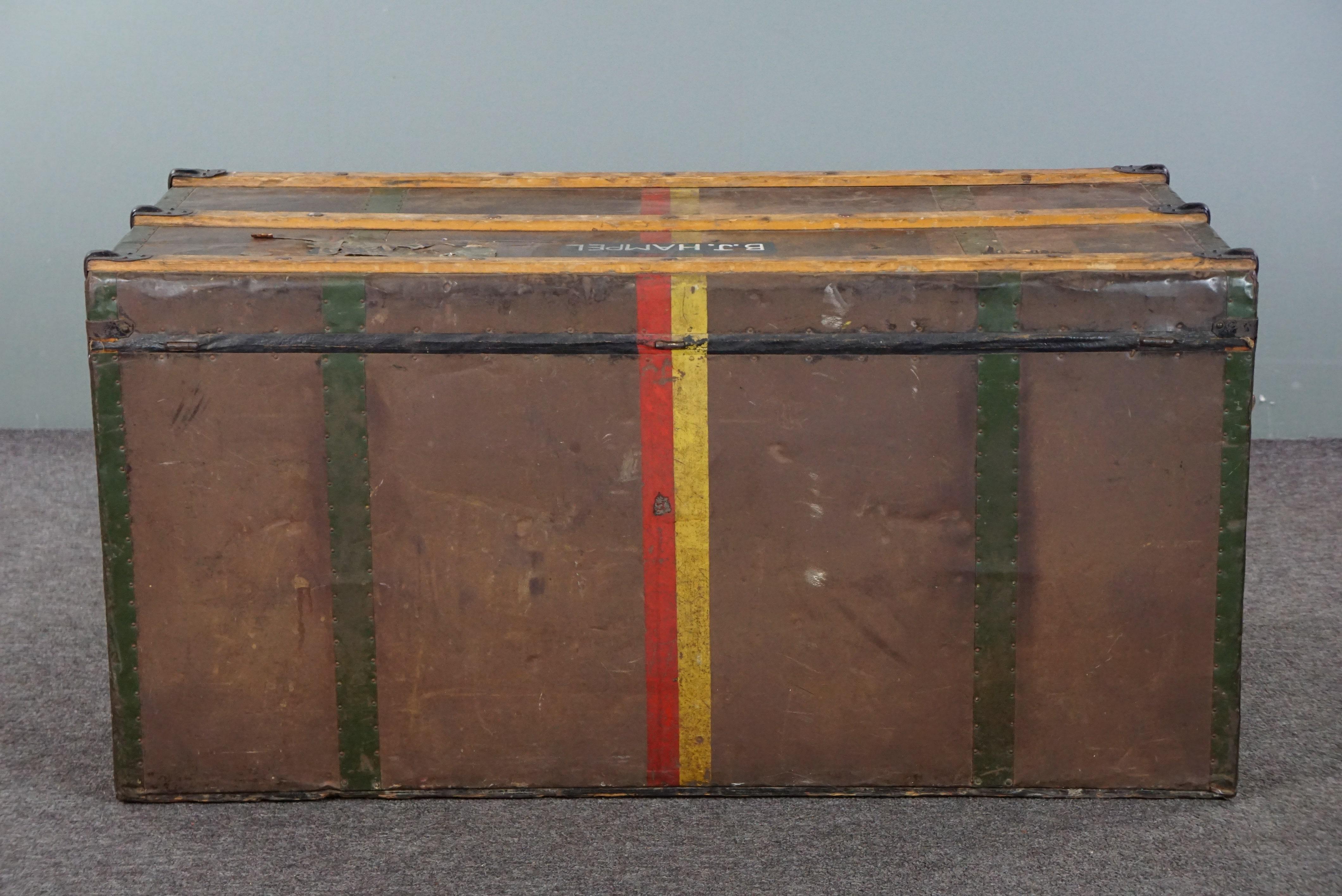 Métal Ancienne grande valise de voyage aux couleurs fantastiques et aux étiquettes originales en vente