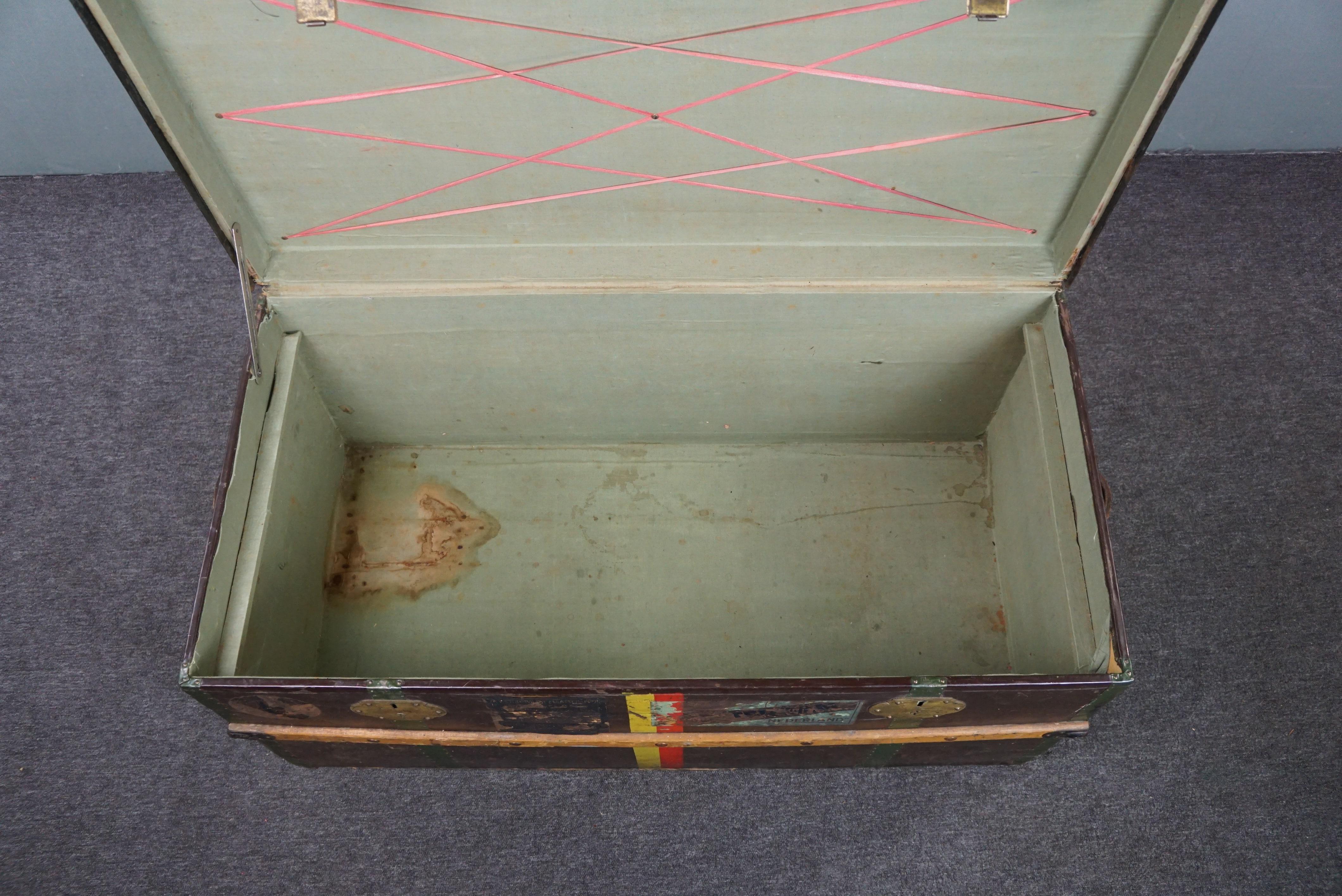 Ancienne grande valise de voyage aux couleurs fantastiques et aux étiquettes originales en vente 3