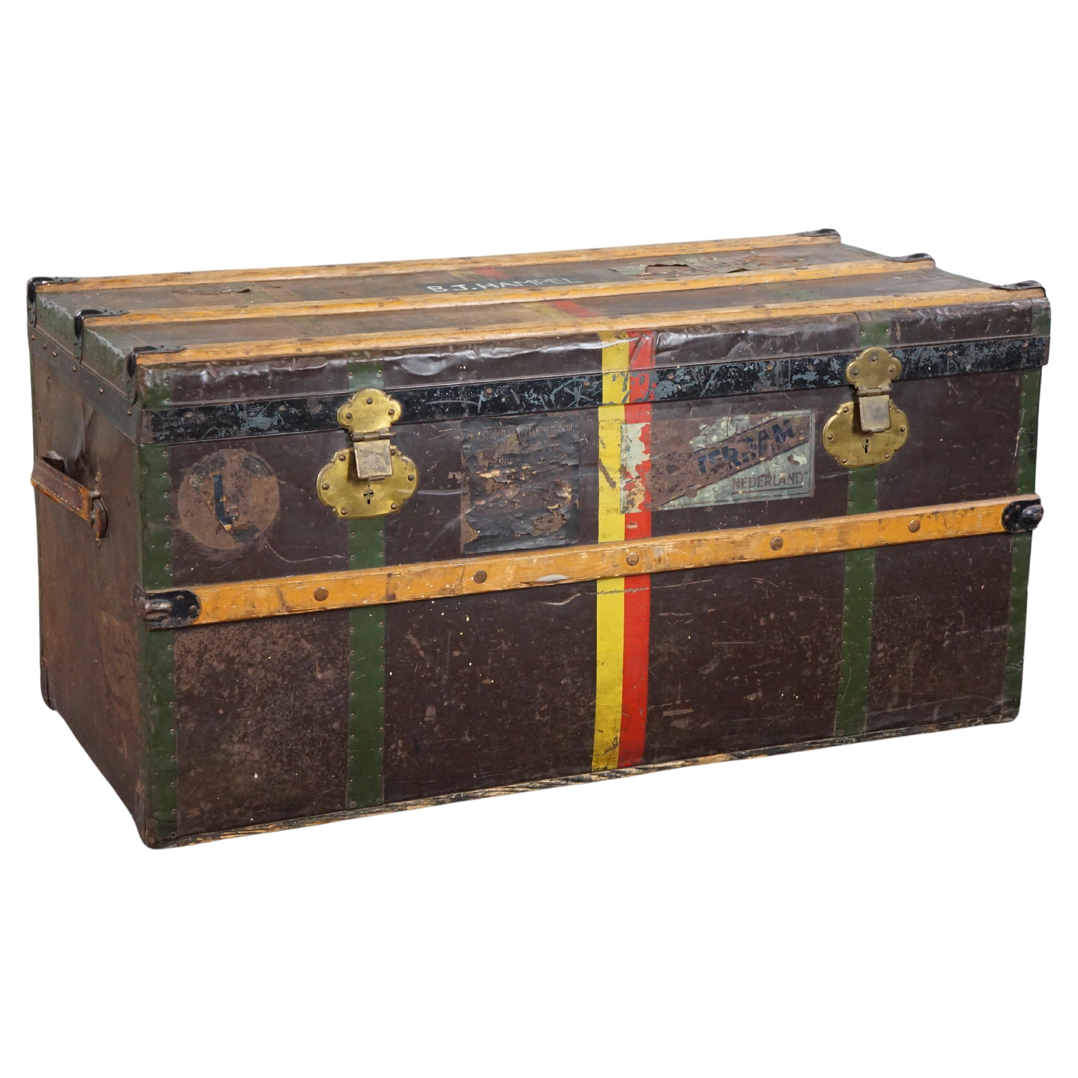 Ancienne grande valise de voyage aux couleurs fantastiques et aux étiquettes originales en vente