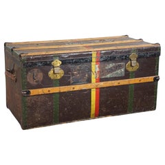 Ancienne grande valise de voyage aux couleurs fantastiques et aux étiquettes originales