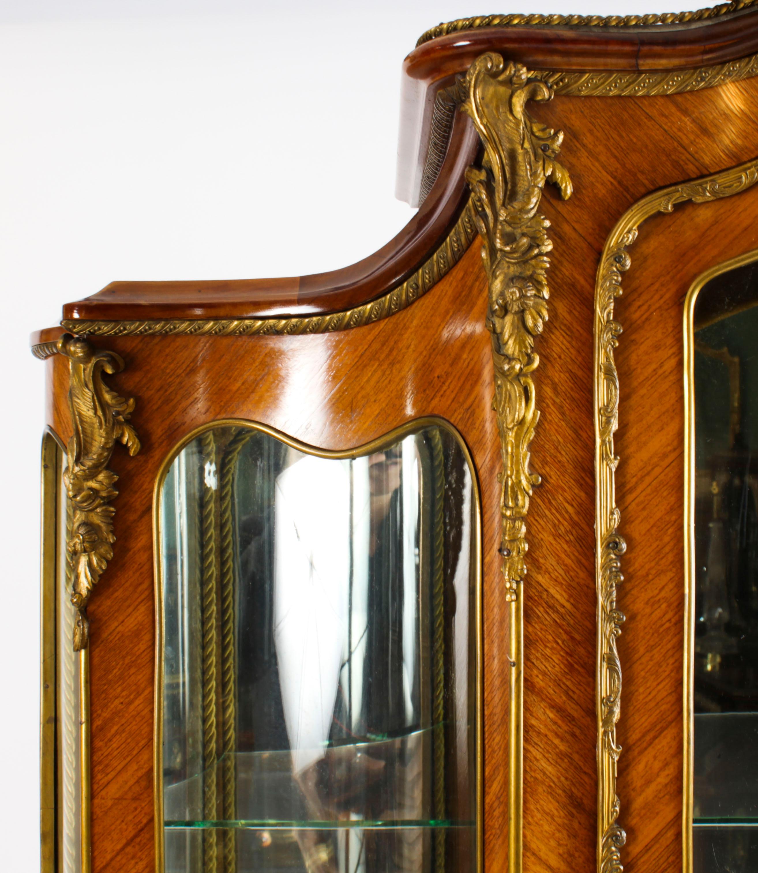 Antique Large Vernis Martin Bombe' Display Cabinet, 19th C In Good Condition For Sale In London, GB