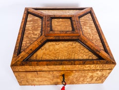 Grande scrigno antico in legno di acero con venature e noce con venature, in stile vittoriano, XIX secolo