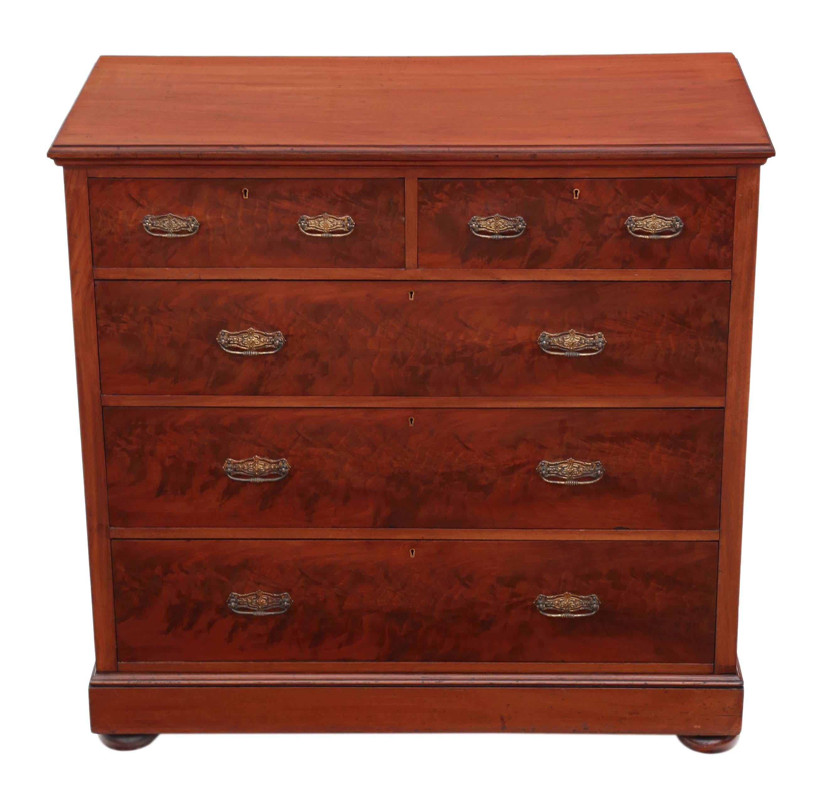 Antique fine quality large Victorian circa 1900 flame mahogany chest of drawers.

No loose joints and the ash lined drawers slide freely. A nice quality piece, with clean, simple styling.

No woodworm.

Overall maximum dimensions: 115cm W x