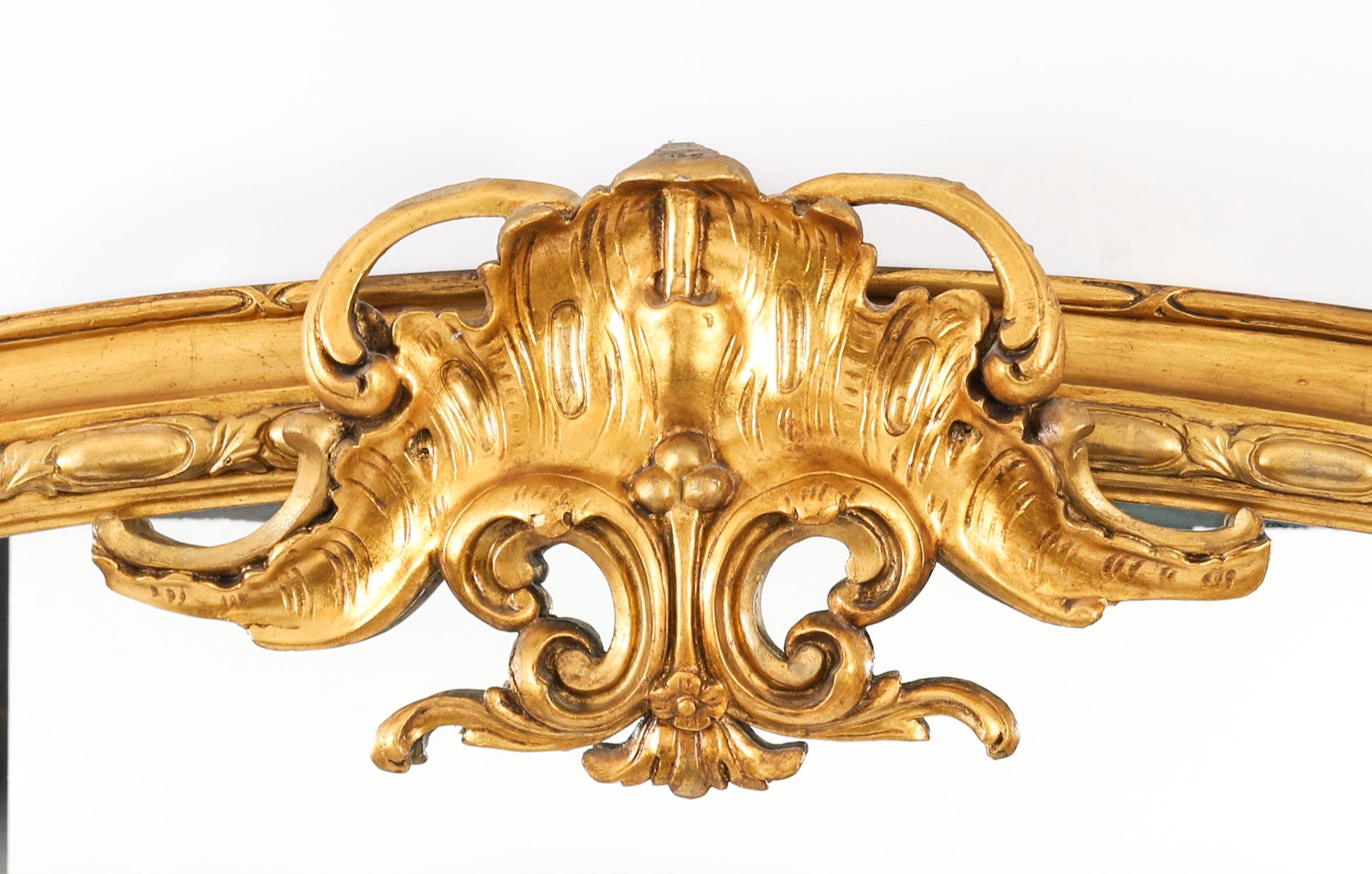 Si tratta di un grande e imponente specchio d'epoca vittoriano intagliato in legno dorato e gesso, datato circa 1860.

La cornice è sormontata da un grande terminale centrale in legno dorato intagliato con decorazioni a foglie d'acanto, fogliame e