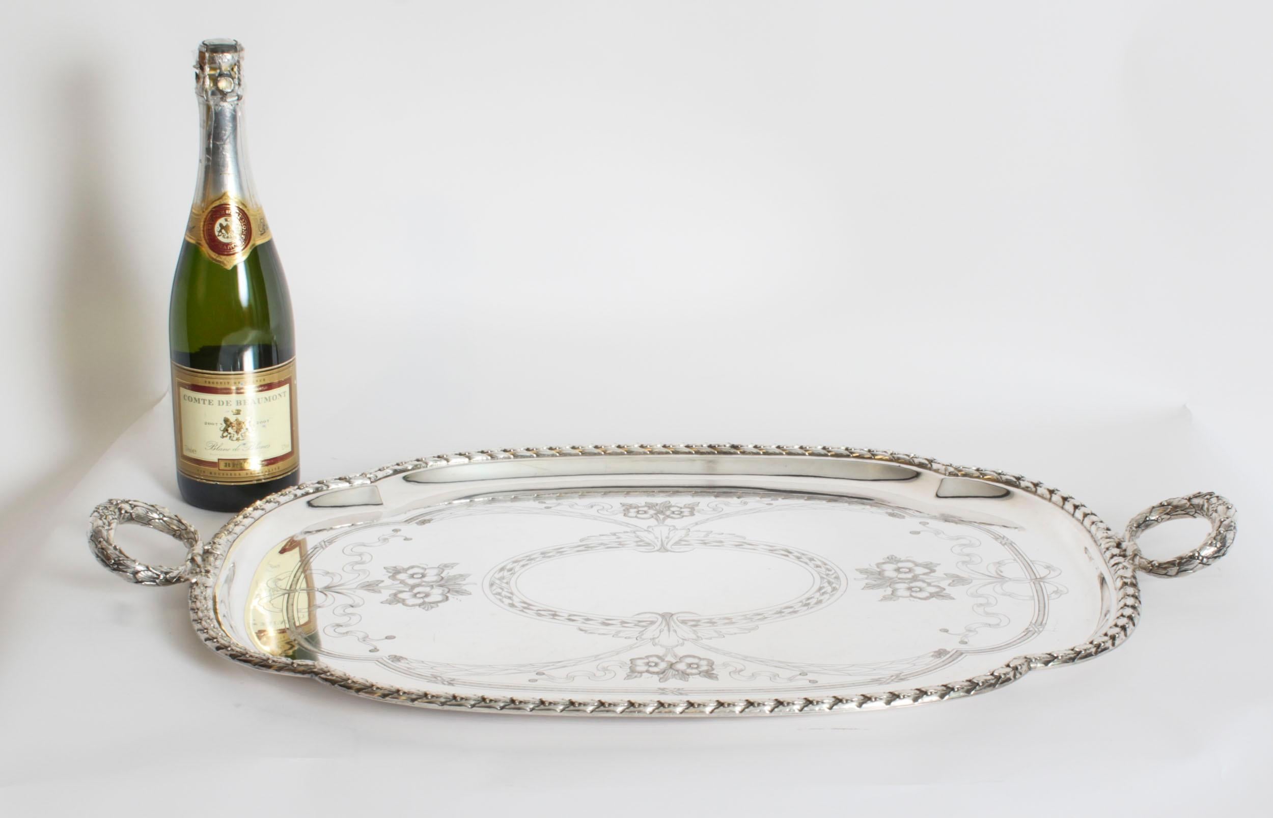 Antico grande vassoio vittoriano neo-classico placcato in argento per maggiordomi Circa 1870 in vendita 2