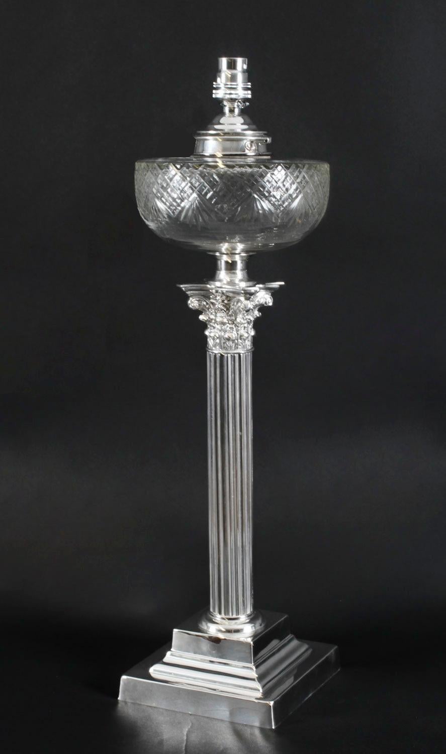 Antica grande lampada da tavolo vittoriana a colonna corinzia placcata in argento del XIX secolo in vendita 3