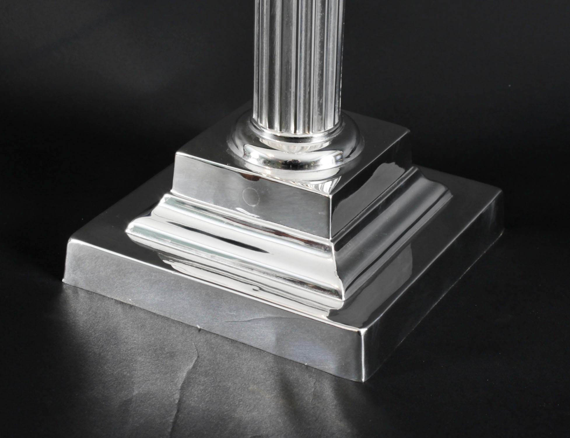 Antica grande lampada da tavolo vittoriana a colonna corinzia placcata in argento del XIX secolo in vendita 4