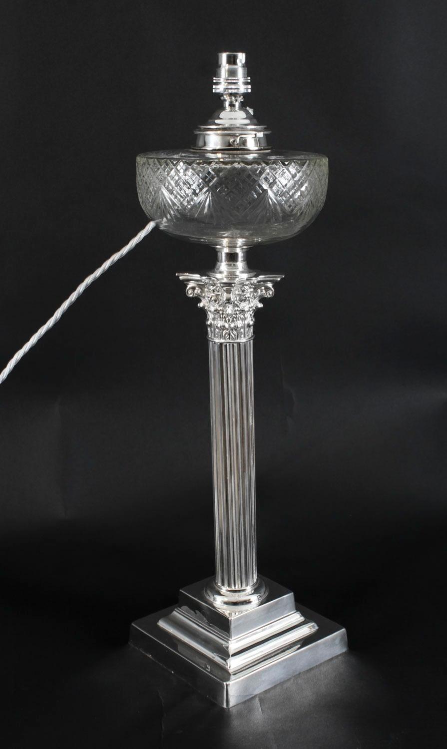 Antica grande lampada da tavolo vittoriana a colonna corinzia placcata in argento del XIX secolo in vendita 7
