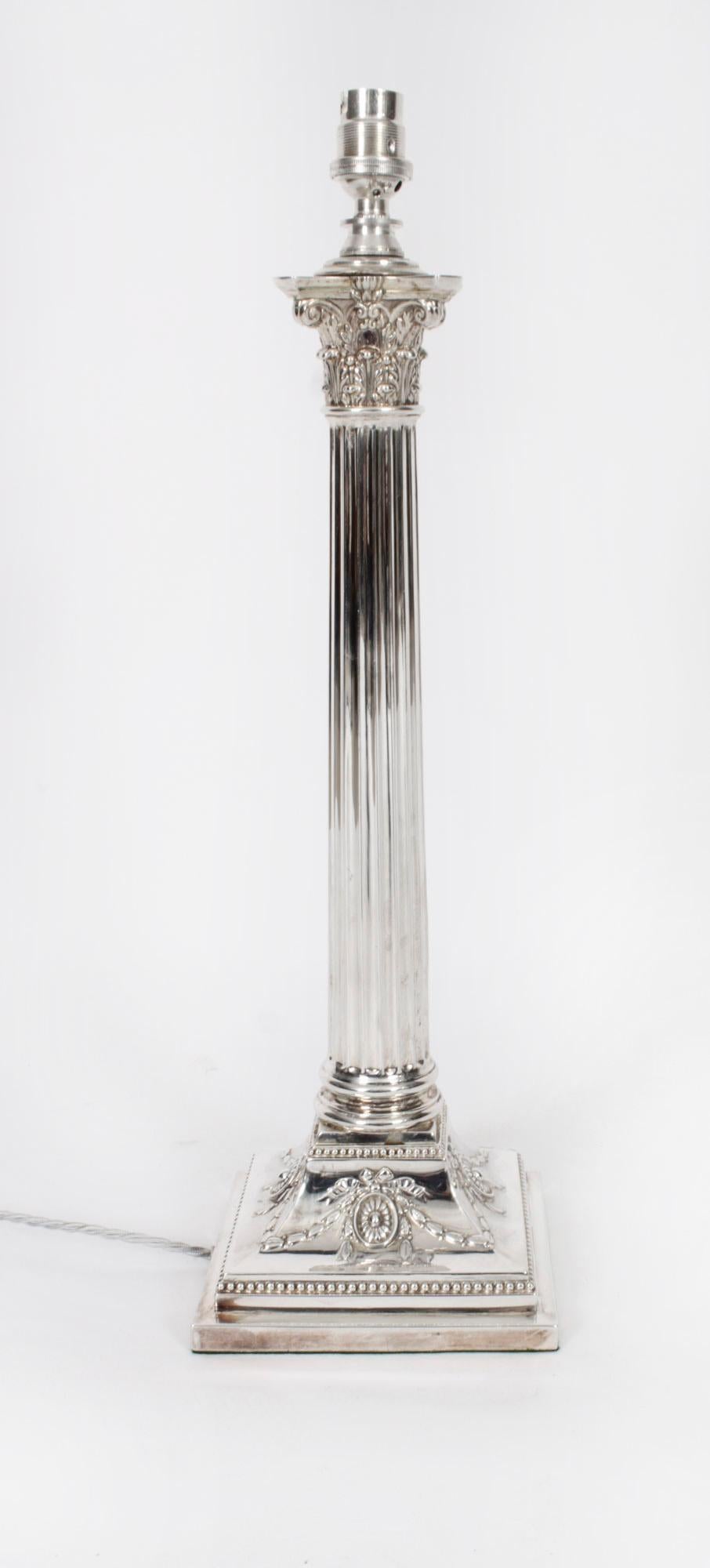 Il s'agit d'une grande et splendide lampe à huile de table victorienne à colonne corinthienne argentée, aujourd'hui convertie à l'électricité, datant d'environ 1870.
 
Cette opulente lampe de table ancienne présente un élégant chapiteau corinthien