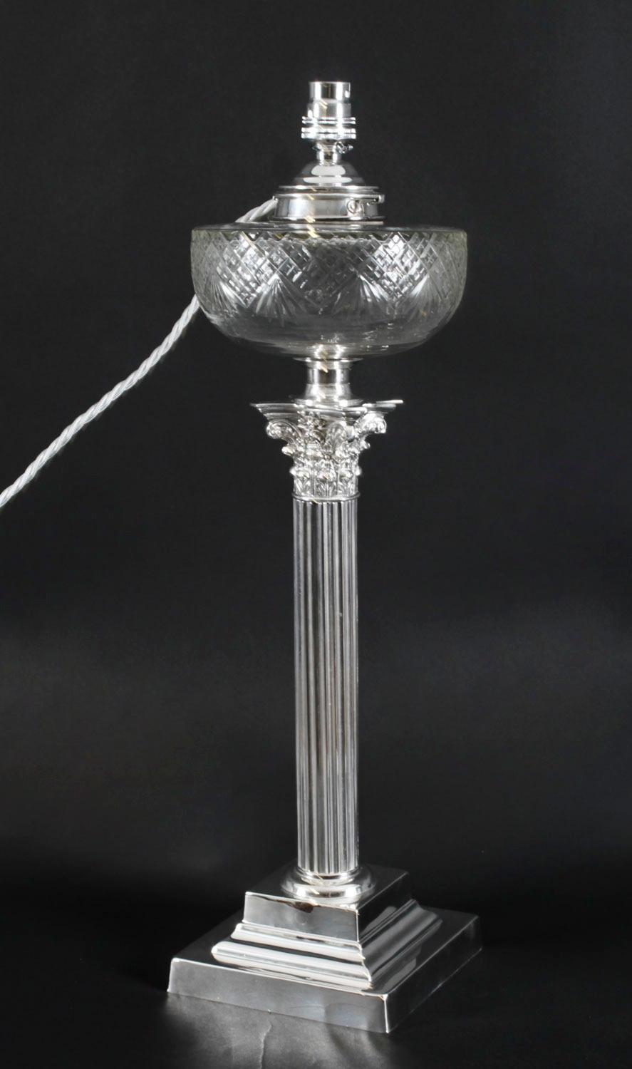 Si tratta di una grande e splendida lampada da tavolo vittoriana a colonna corinzia placcata in argento ora convertita all'elettricità, datata circa 1870.

L'opulenta lampada da tavolo antica presenta un elegante capitello corinzio decorato con un
