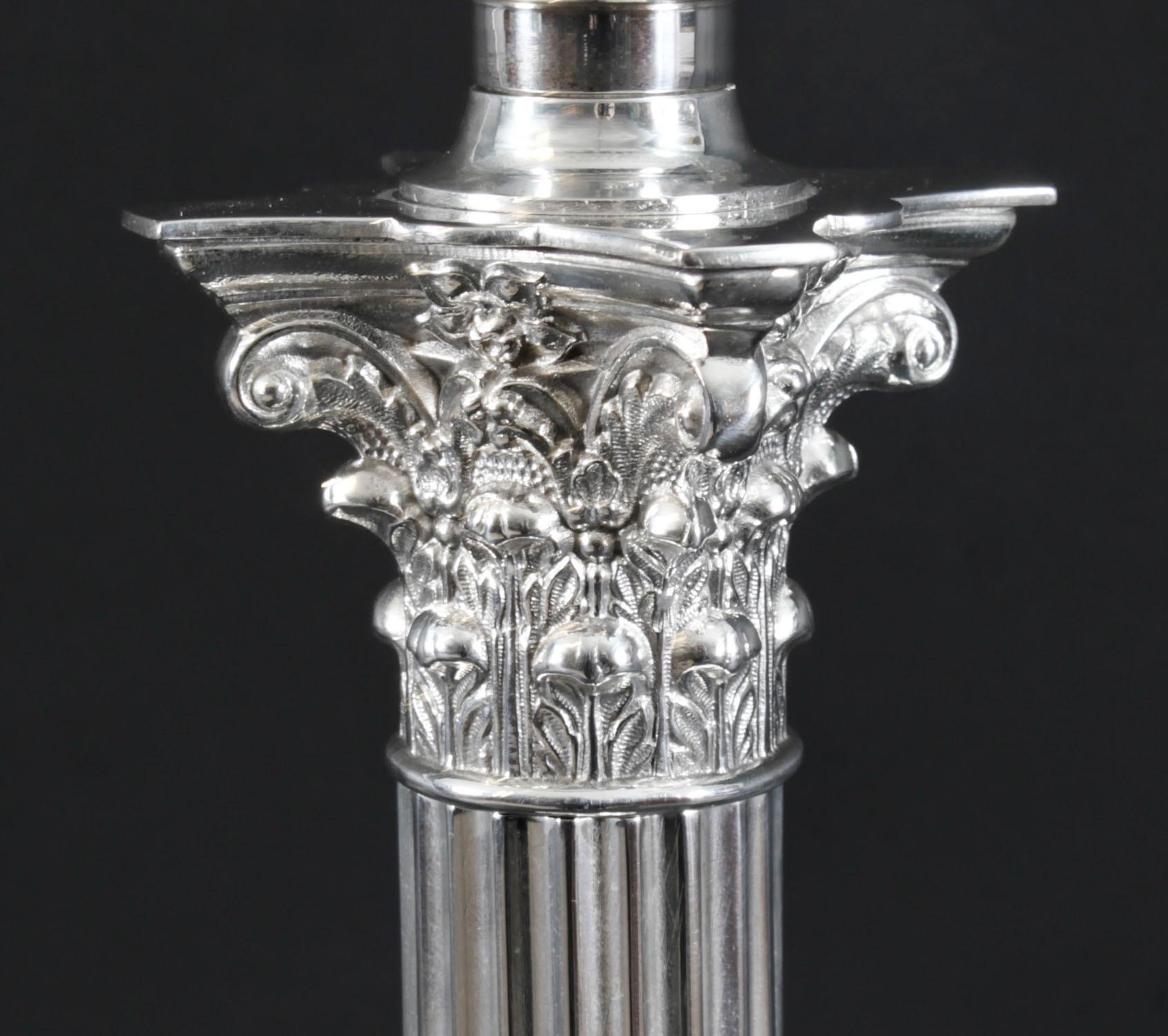 Vittoriano Antica grande lampada da tavolo vittoriana a colonna corinzia placcata in argento del XIX secolo in vendita