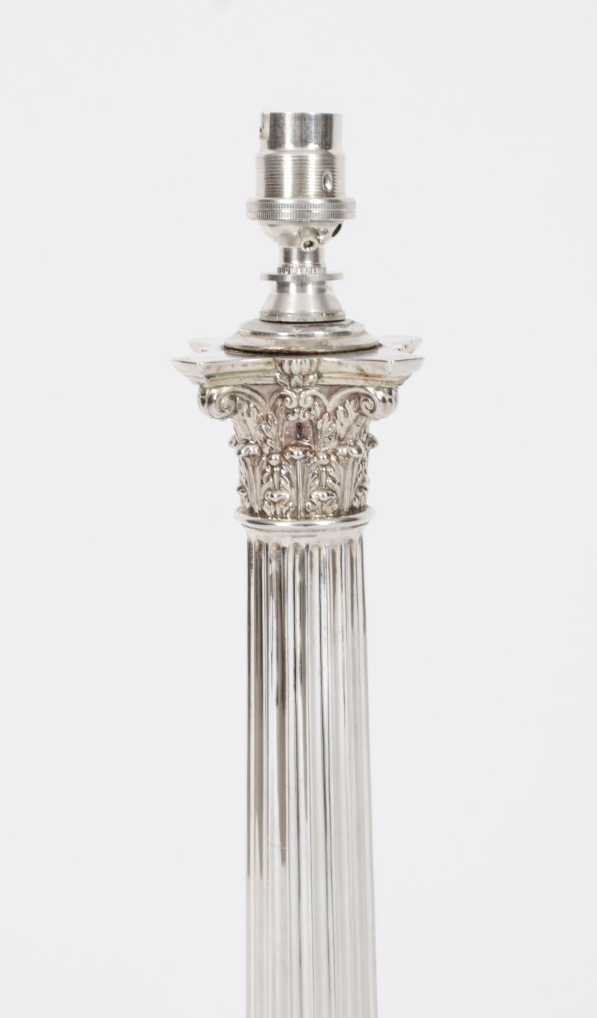 Fin du XIXe siècle Grande lampe de bureau victorienne à colonne corinthienne plaquée argent 19ème siècle en vente