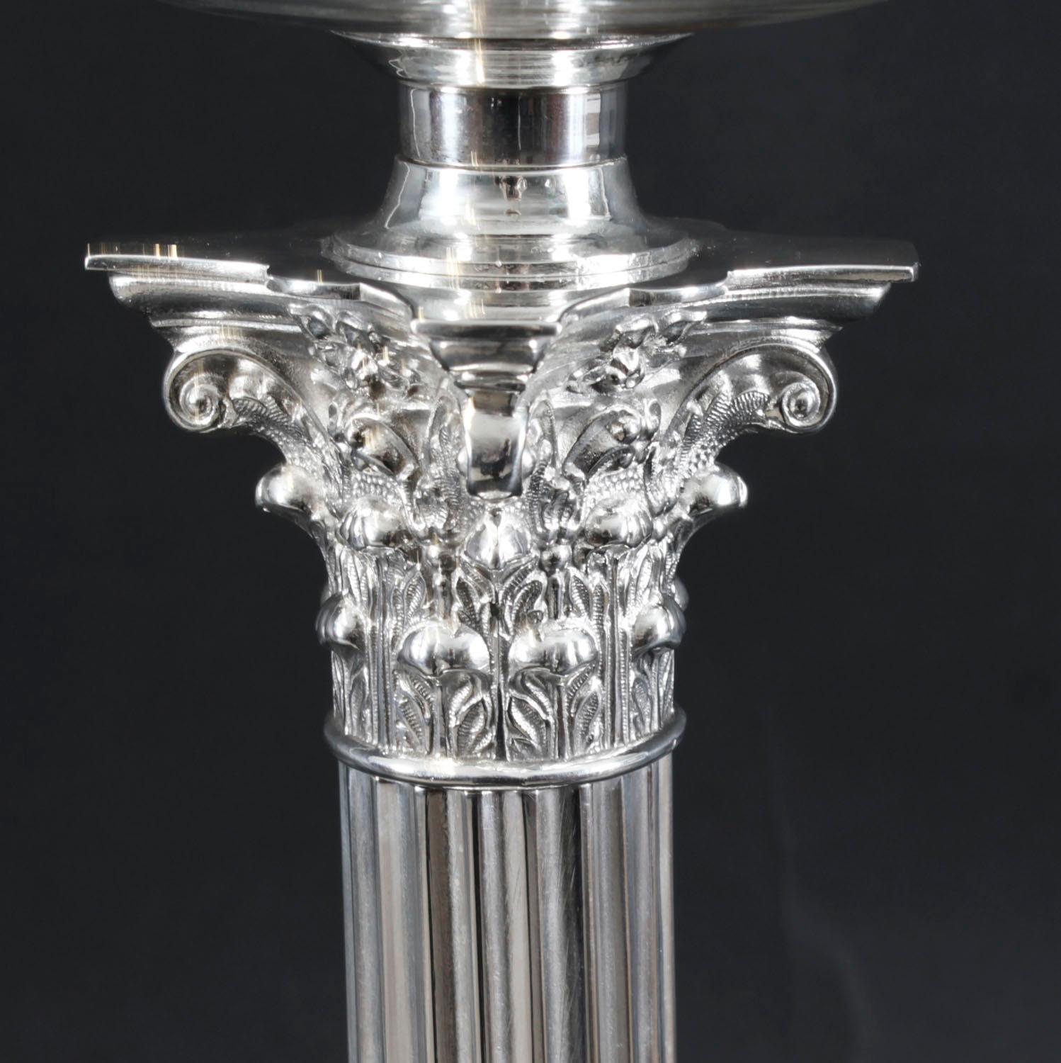Inglese Antica grande lampada da tavolo vittoriana a colonna corinzia placcata in argento del XIX secolo in vendita