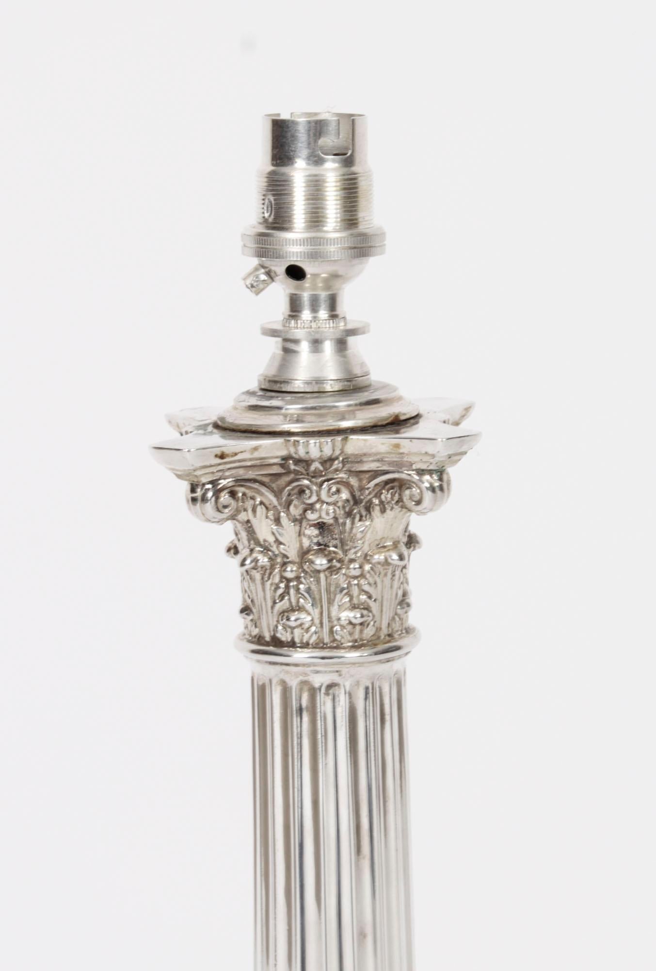 Plaqué argent Grande lampe de bureau victorienne à colonne corinthienne plaquée argent 19ème siècle en vente
