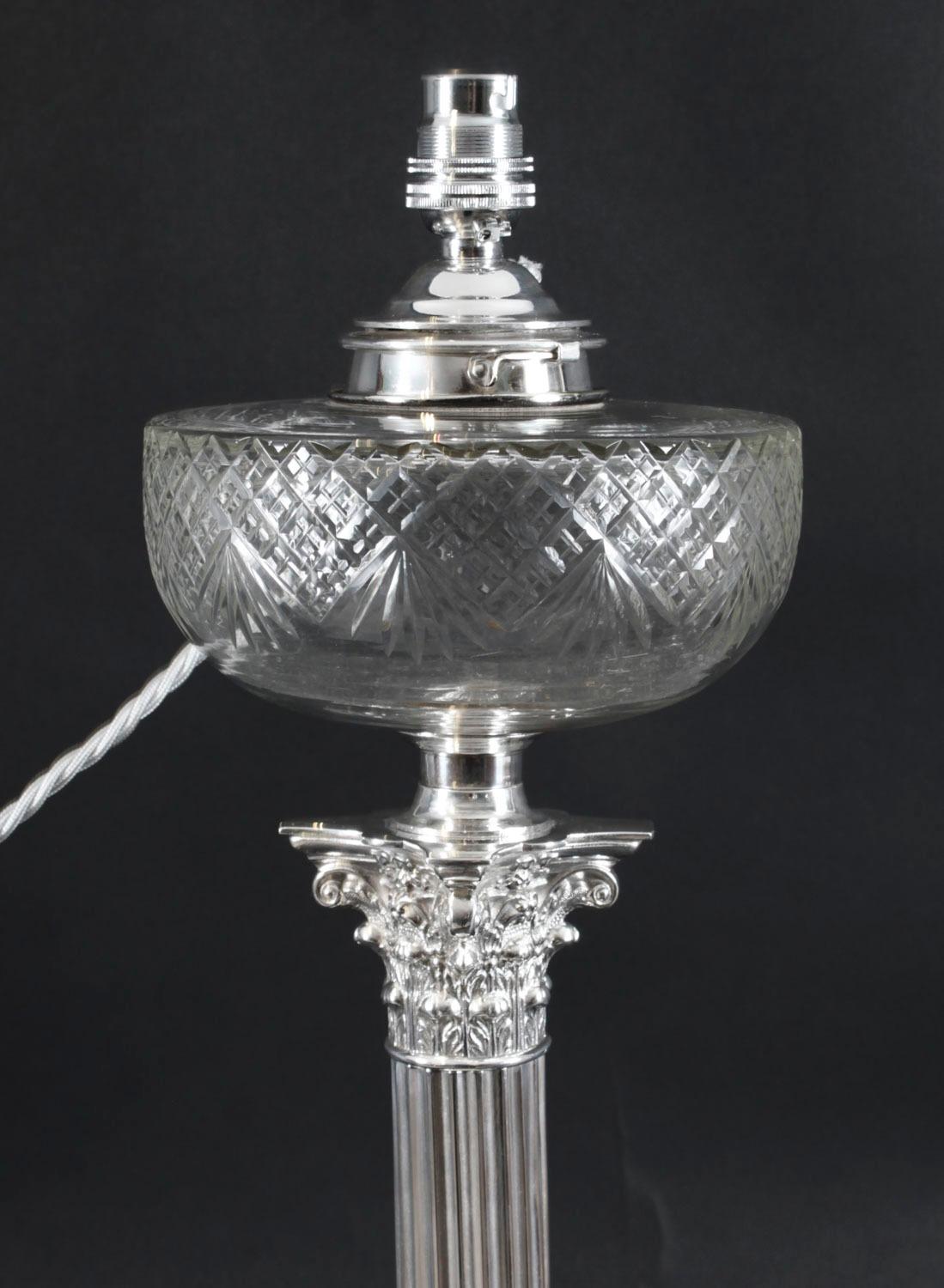 Antica grande lampada da tavolo vittoriana a colonna corinzia placcata in argento del XIX secolo In condizioni buone in vendita a London, GB