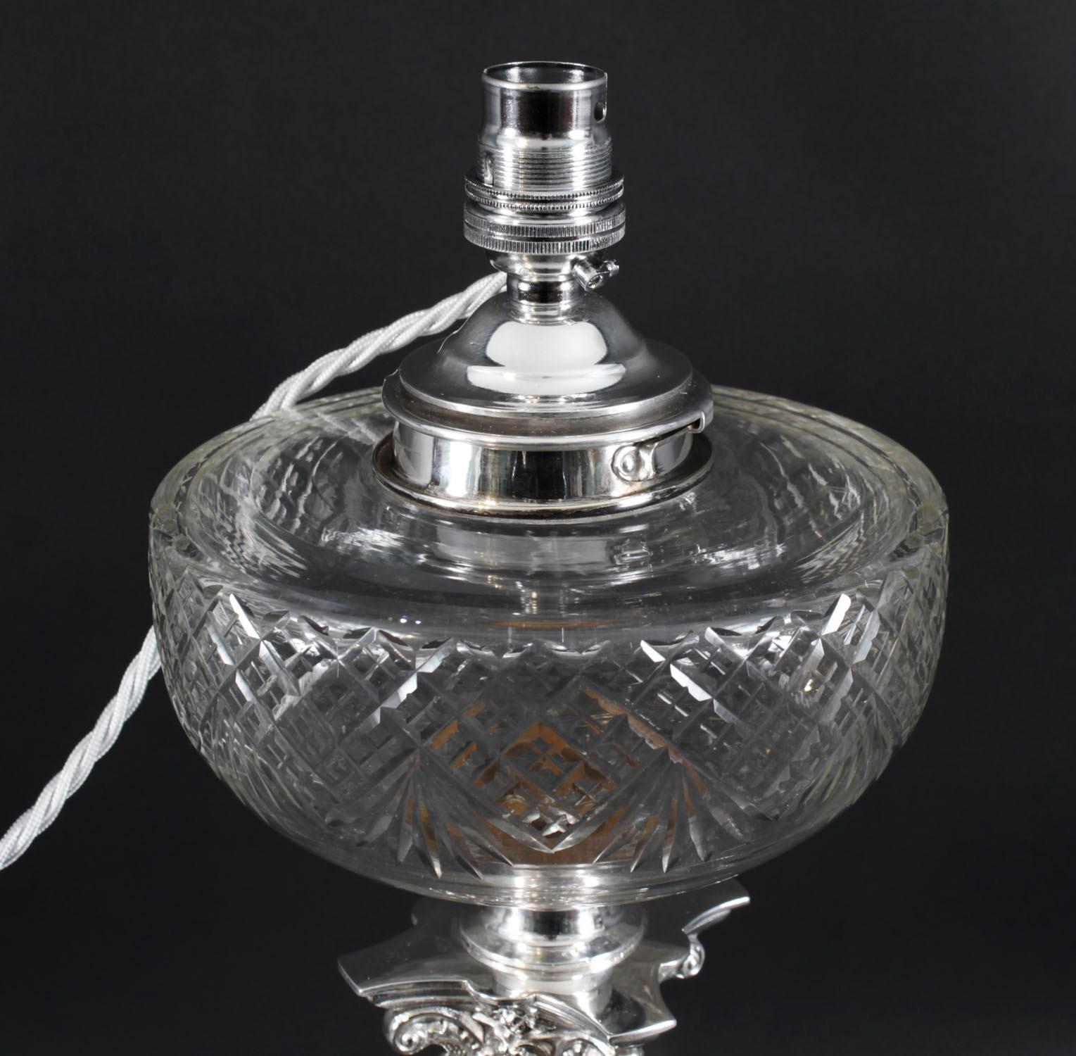 Fine XIX secolo Antica grande lampada da tavolo vittoriana a colonna corinzia placcata in argento del XIX secolo in vendita