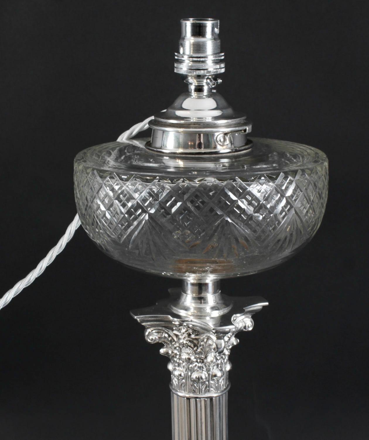 Argento Antica grande lampada da tavolo vittoriana a colonna corinzia placcata in argento del XIX secolo in vendita