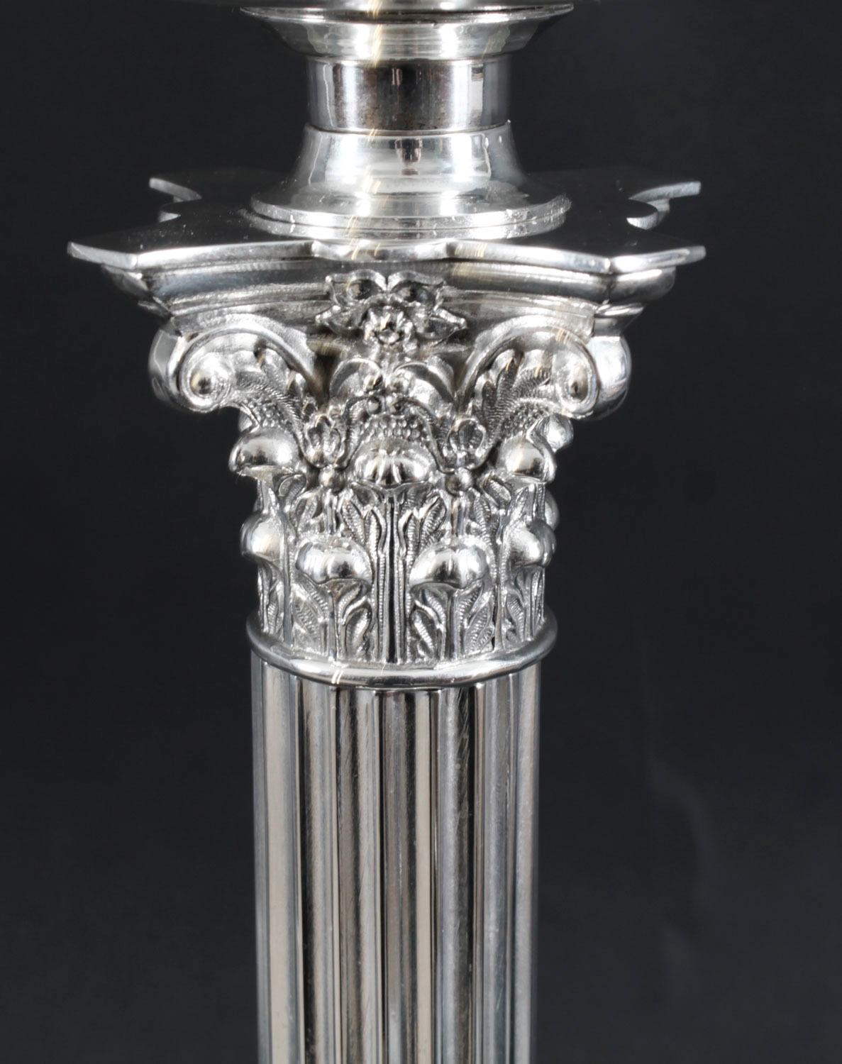 Antica grande lampada da tavolo vittoriana a colonna corinzia placcata in argento del XIX secolo in vendita 1