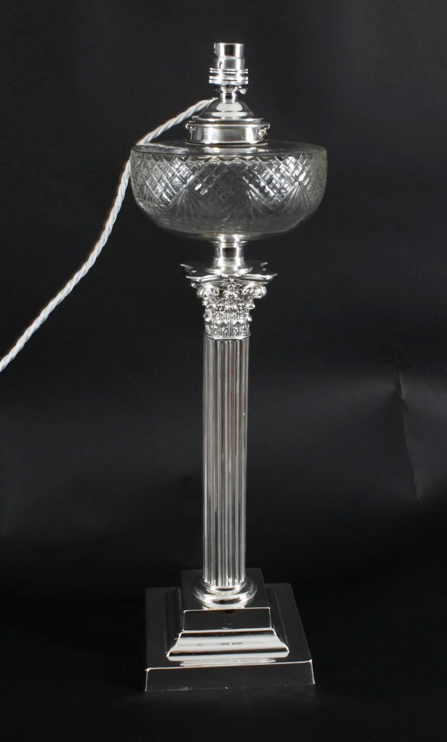 Antica grande lampada da tavolo vittoriana a colonna corinzia placcata in argento del XIX secolo in vendita 2