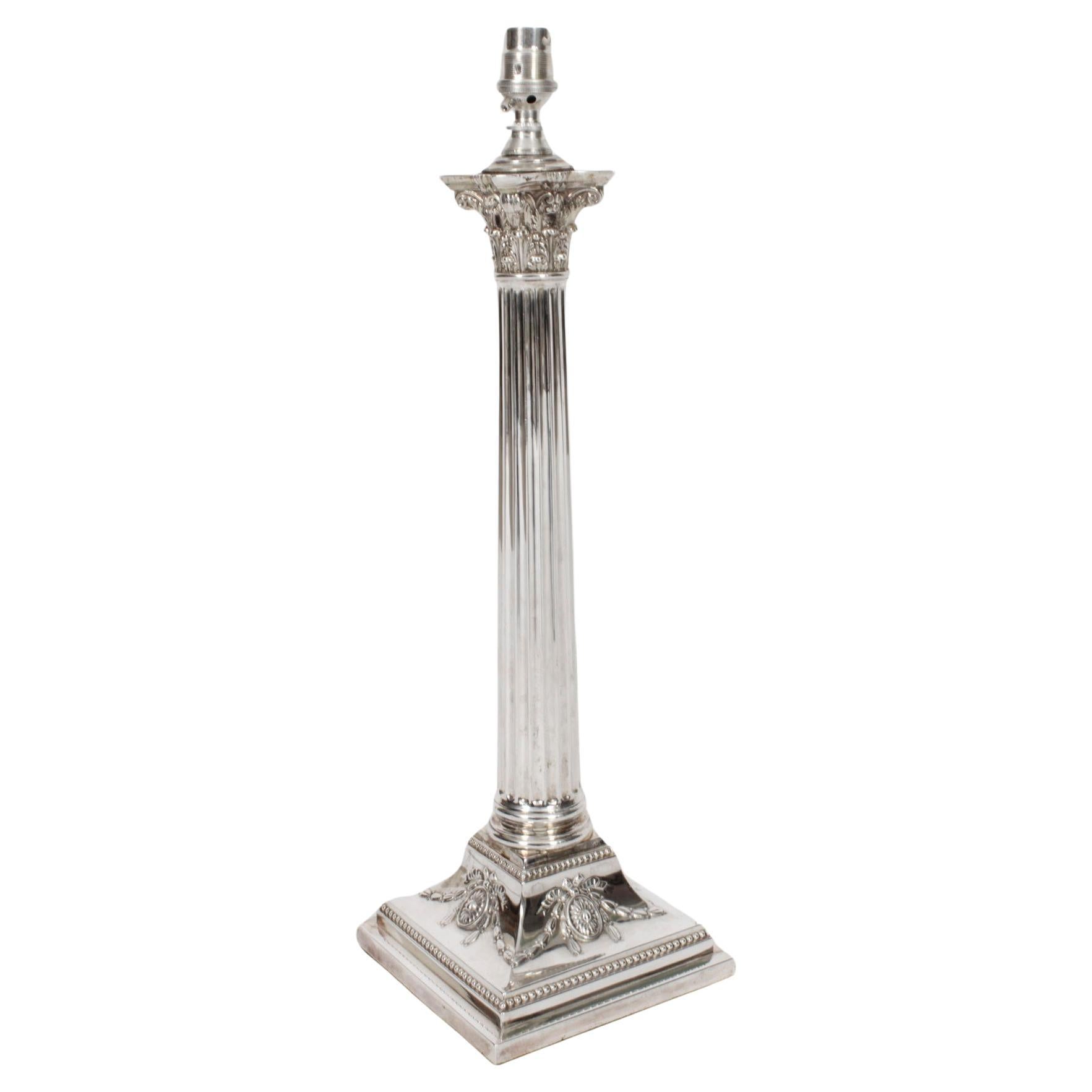 Grande lampe de bureau victorienne à colonne corinthienne plaquée argent 19ème siècle en vente