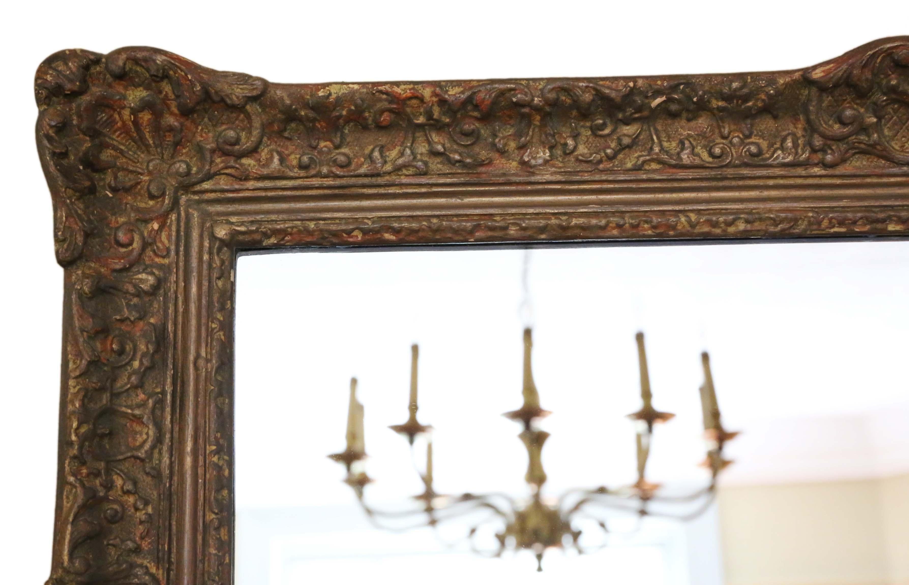 Antiker großer Qualitäts-Wandspiegel aus der Mitte des 20. Jahrhunderts im Louis IVX-Stil.
Kein Holzwurm und keine losen Verbindungen.
Das Glas ist in sehr gutem Zustand (Ersatz) mit einem klaren/scharfen Spiegelbild.
Maximale Gesamtabmessungen: