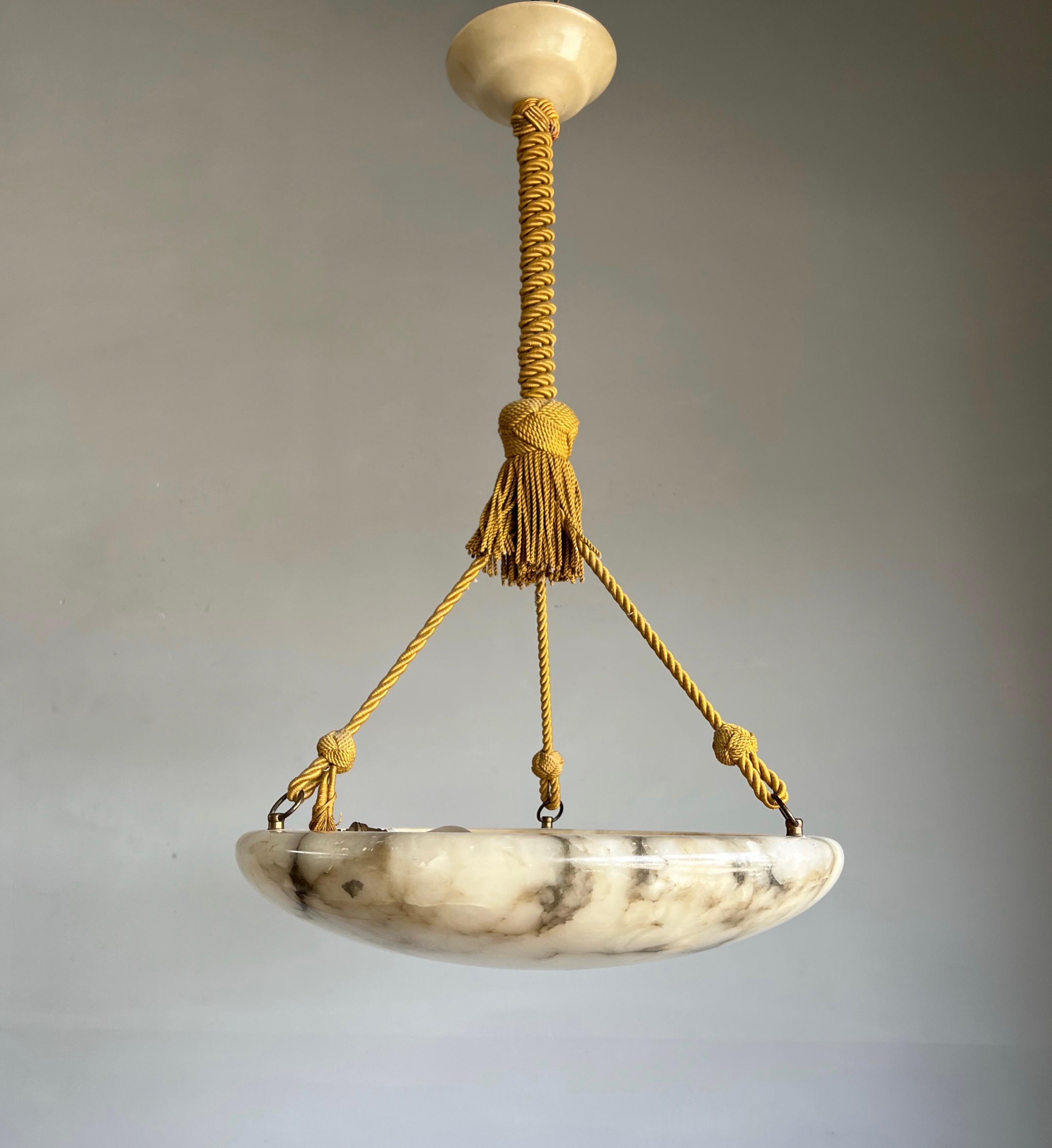 Top class and timeless chandelier with a stunning alabaster shade and canopy

Thanks to its large size, very good condition and timeless design this three-light alabaster pendant is the perfect lighting solution for many types of rooms and