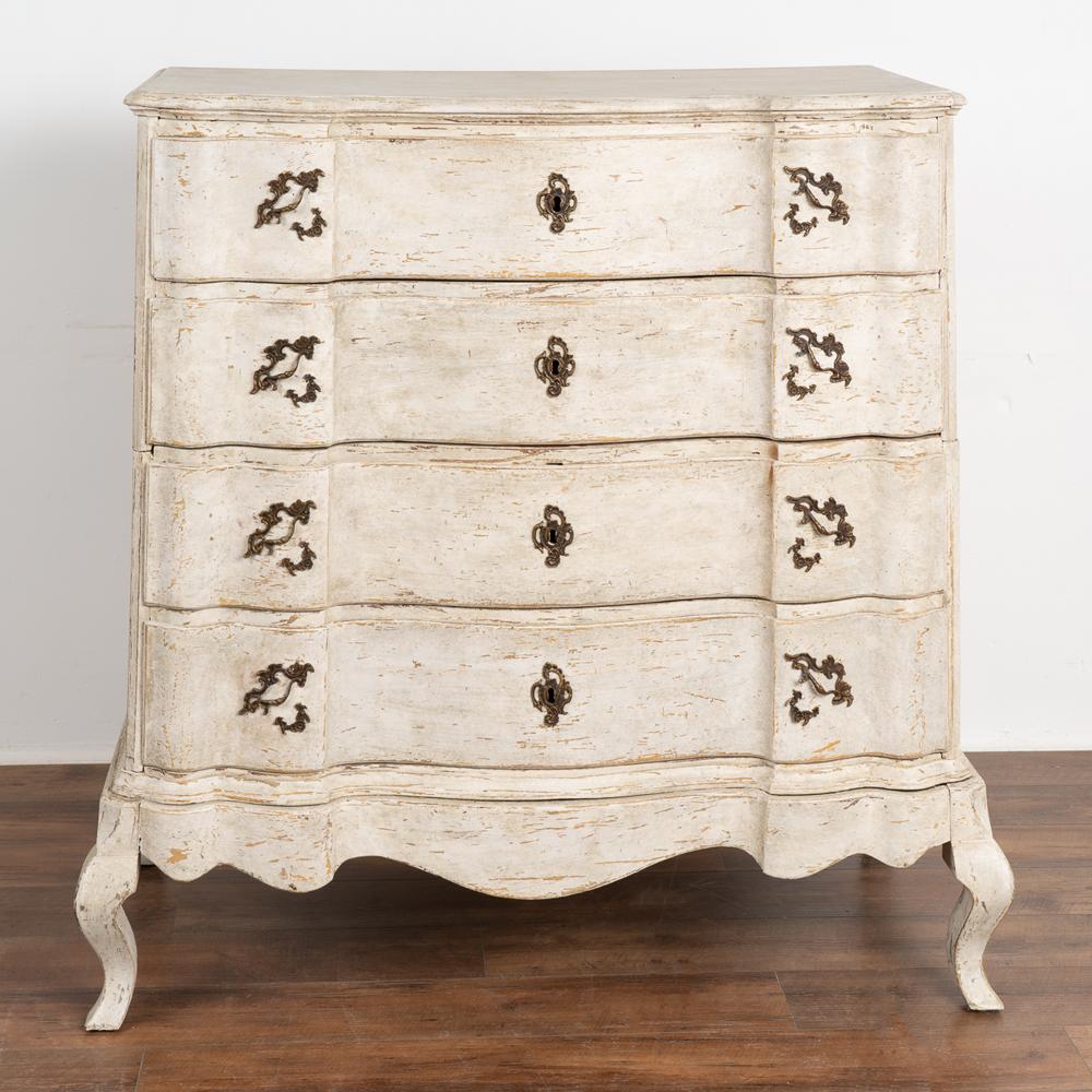 Antique Large White Painted Baroque Chest of 4 Drawers, circa 1790-1810 In Good Condition For Sale In Round Top, TX