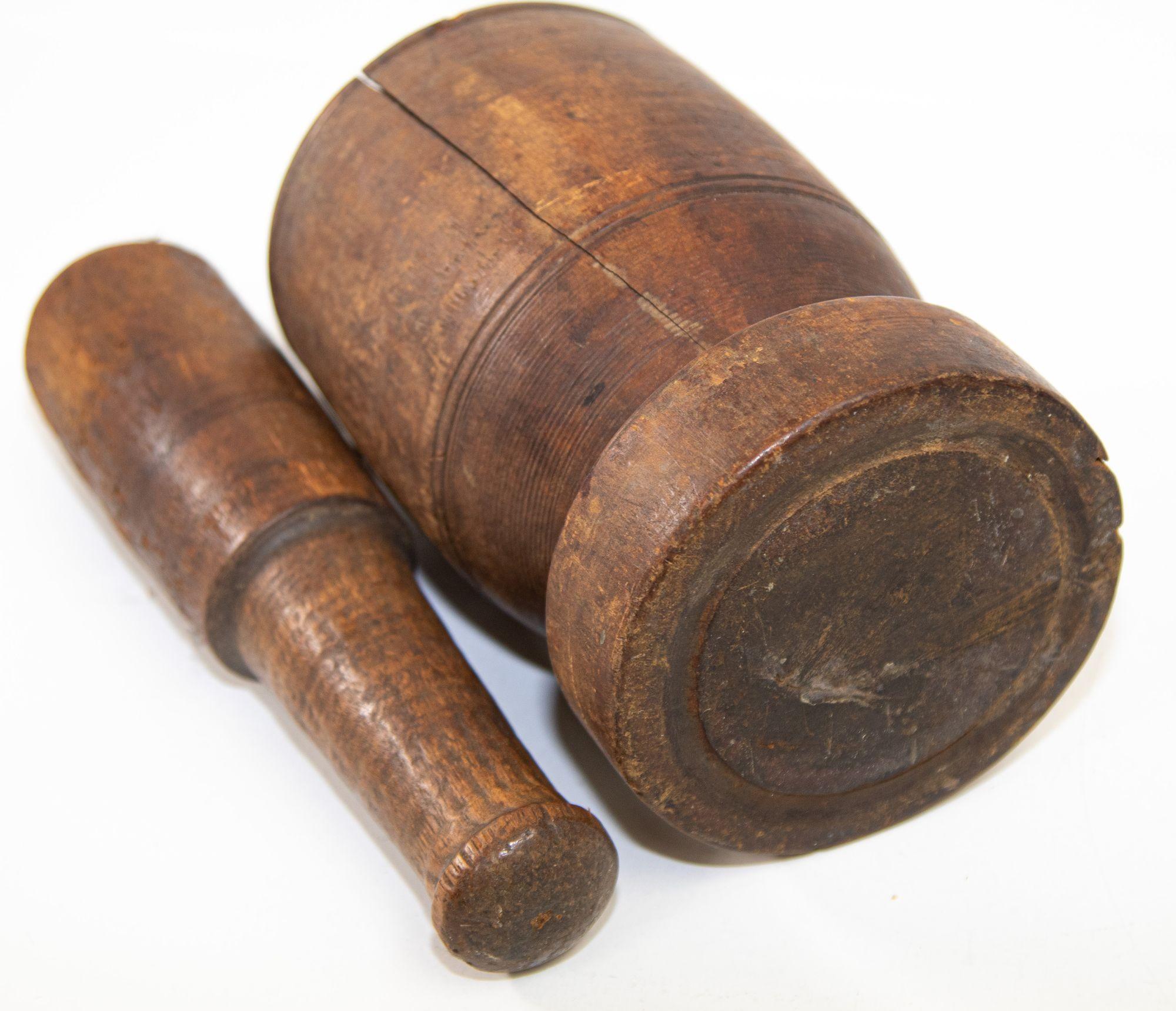 Antique Large Wood American Mortar and Pestle. In Fair Condition For Sale In North Hollywood, CA
